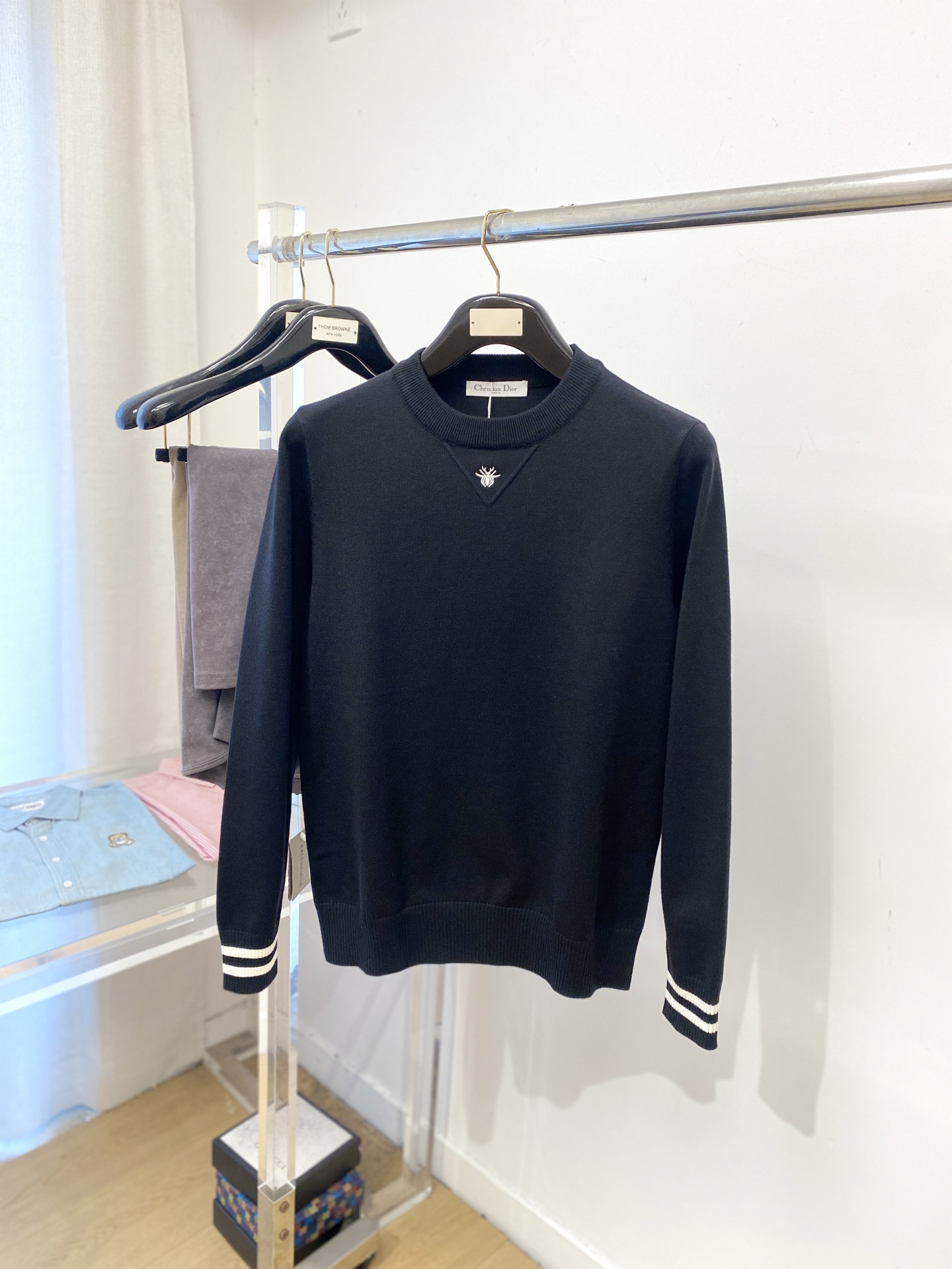 NO:567678,Dior, 2025 new wool sweater has a delicate and soft feel, which can be directly in contact with the skin, allowing the warm yarn to change into a delicate texture. The top-notch craftsmanship is very distinctive and colorful, and the style is simple, elegant and exquisite. The three-dimensional tailoring design makes the entire sweater upper body full of youthful vitality and vitality. It is recommended to be a must-have for autumn and winter. Sizes M-3XL, dior, sweaters, alexander wang19860909迪奥、2025新品羊毛衣 具有手感细腻柔软,可直接与肌肤接触,让暖心的纱线变化出细腻的质感,顶级工艺极具特色出彩,款式简约大方精美 立体剪裁的版型设计,让整款毛衣上身尽显青春活力和朝气,推荐款秋冬季穿搭必备.尺码M-3XL,,dior,sweaters,alexander wang,Men's clothing