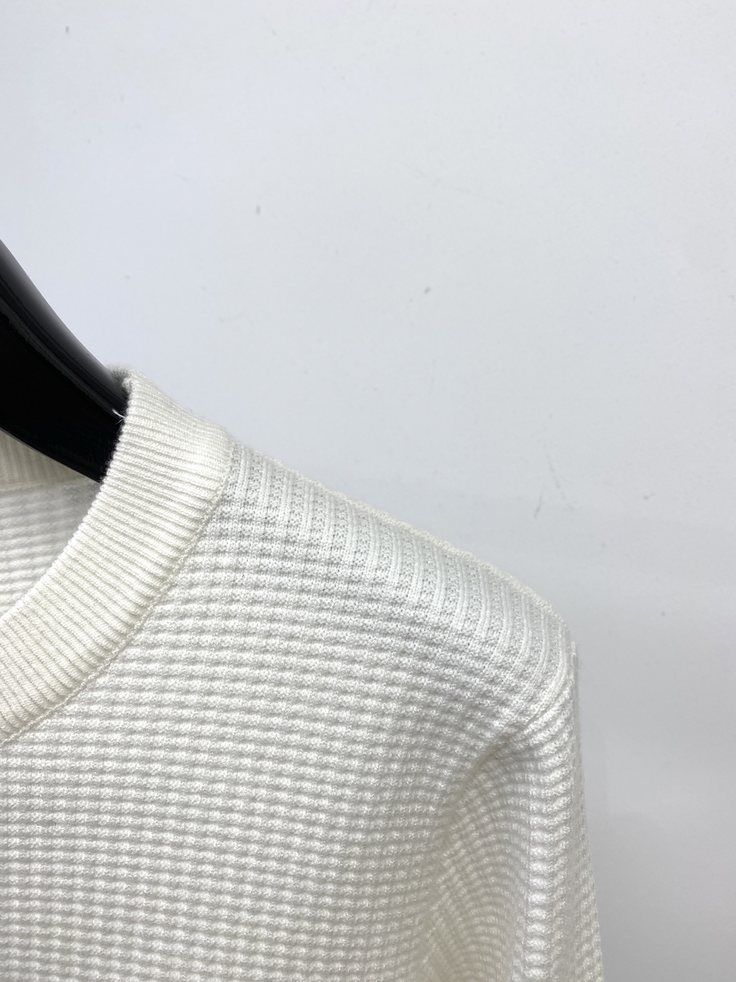 TB、2025新品羊毛衣 具有手感细腻柔软，可直接与肌肤接触，让暖心的纱线变化出细腻的质感，顶级工艺极具