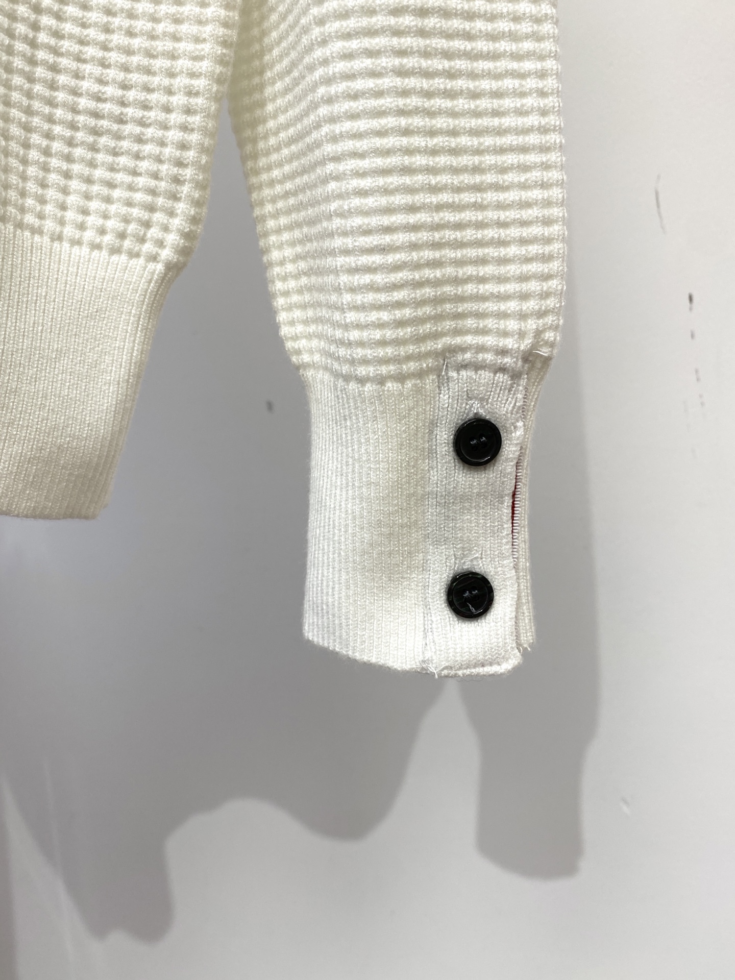 TB、2025新品羊毛衣 具有手感细腻柔软，可直接与肌肤接触，让暖心的纱线变化出细腻的质感，顶级工艺极具