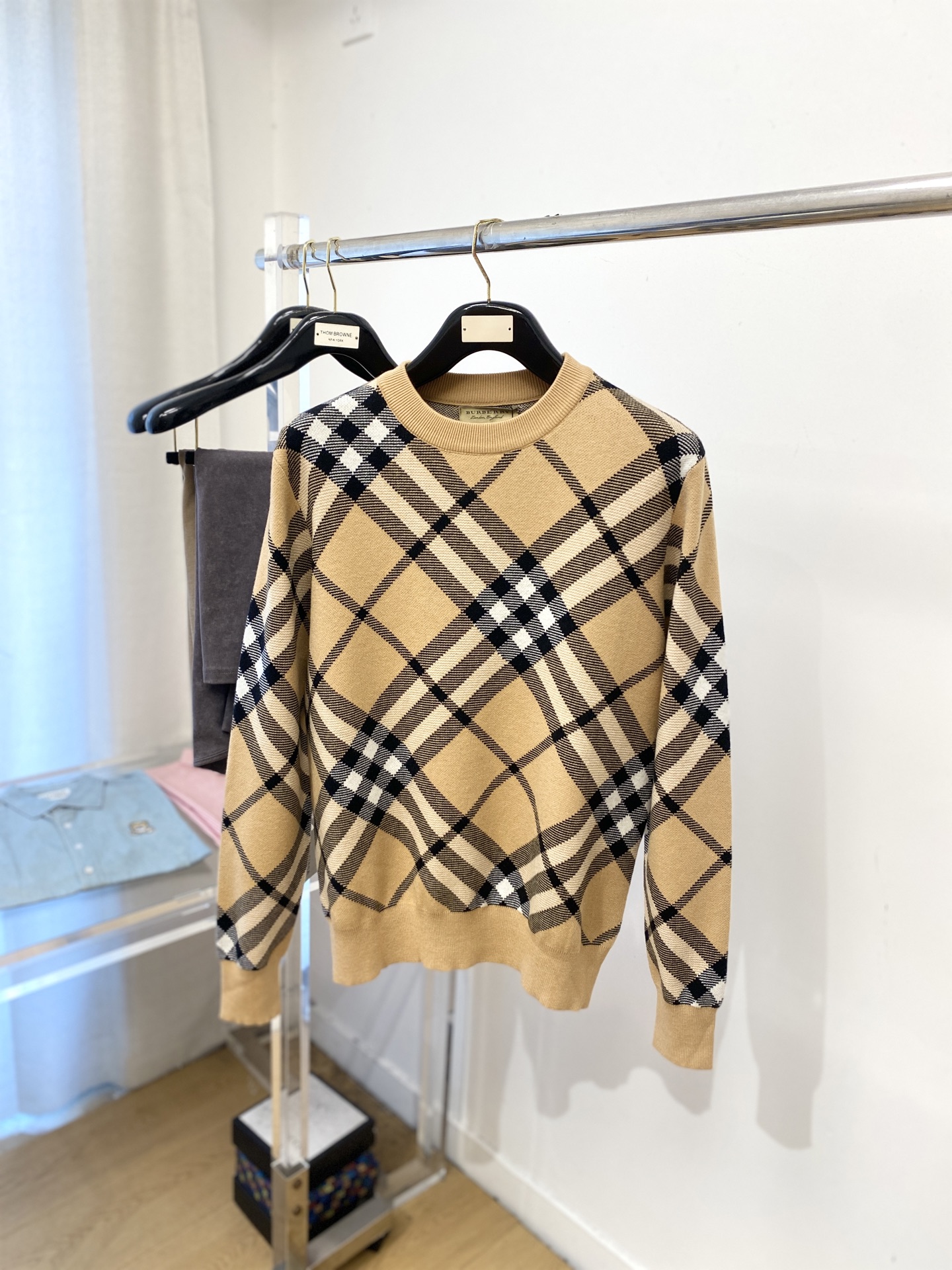 NO:567654,Burberry, 2025 new wool sweater has a delicate and soft feel, which can be directly in contact with the skin, allowing the warm yarn to change into a delicate texture. The top-notch craftsmanship is very distinctive and colorful, and the style is simple, elegant and exquisite. The three-dimensional tailoring design makes the entire sweater upper body full of youthful vitality and vitality. It is recommended to be a must-have for autumn and winter. Sizes M-3XL, burberry, sweaters, alexander wang19860909巴宝莉、2025新品羊毛衣 具有手感细腻柔软,可直接与肌肤接触,让暖心的纱线变化出细腻的质感,顶级工艺极具特色出彩,款式简约大方精美 立体剪裁的版型设计,让整款毛衣上身尽显青春活力和朝气,推荐款秋冬季穿搭必备.尺码M-3XL,,burberry,sweaters,alexander wang,Men's clothing