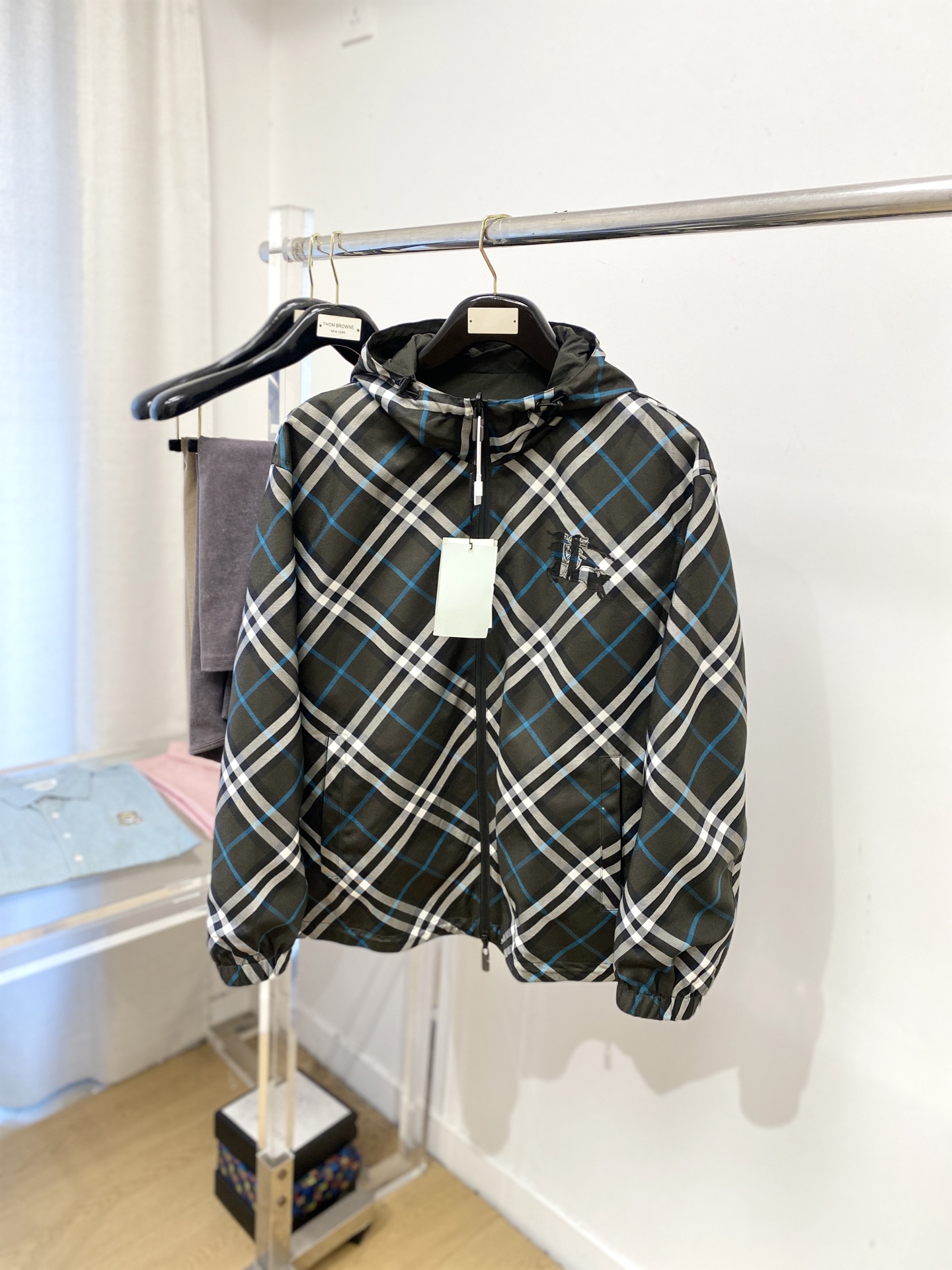 NO:567688,Burberry, 2025 new product reversible jacket, fashionable and handsome, simple and versatile, exquisite embroidered logo on the chest, customized original fabric, not only stiff and maintain the trendy silhouette, but also comfortable to wear, the yarn is more delicate, size M-3XL,,burberry,jackets & coats,jackets & coats,alexander wang19860909巴宝莉、2025新品双面穿夹克外套,时尚帅气,简约百搭款,胸前精致刺绣图案logo,定制原版面料,不仅挺括,保持潮流的廓形,又穿着舒适,纱织更细腻,码数M-3XL,,burberry,jackets & coats,jackets & coats,alexander wang,Men's clothing