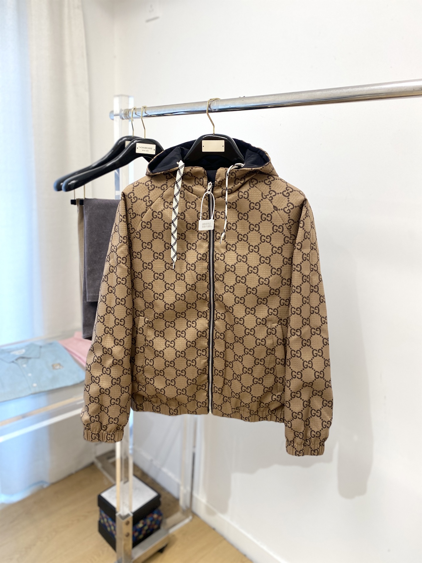 NO:567690,Gucci, 2025 new product, reversible jacket, fashionable and handsome, simple and versatile, original hardware logo, customized original fabric, not only crisp and trendy silhouette, but also comfortable to wear, more delicate yarn, code size M-3XL,,jackets & coats,jackets & coats,alexander wang19860909古奇、2025新品双面穿夹克外套,时尚帅气,简约百搭款,原版五金辅料logo,定制原版面料,不仅挺括,保持潮流的廓形,又穿着舒适,纱织更细腻,码数M-3XL,,jackets & coats,jackets & coats,alexander wang,Men's clothing