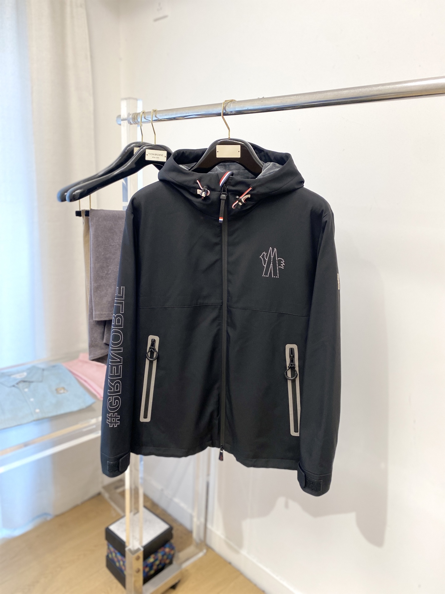 NO:567692,Meng Mouth, 2025 new velvet jacket, fashionable and handsome, simple and versatile, cuffs embroidered with decorative pattern logo, customized original fabric, not only stiff and maintain the trendy silhouette, but also comfortable to wear, the yarn is more delicate, size M-3XL,,Moncler,jackets & coats,jackets & coats,alexander wang19860909蒙口、2025新品加绒夹克外套,时尚帅气,简约百搭款,袖口刺绣装饰图案logo,定制原版面料,不仅挺括,保持潮流的廓形,又穿着舒适,纱织更细腻,码数M-3XL,,Moncler,jackets & coats,jackets & coats,alexander wang,Men's clothing