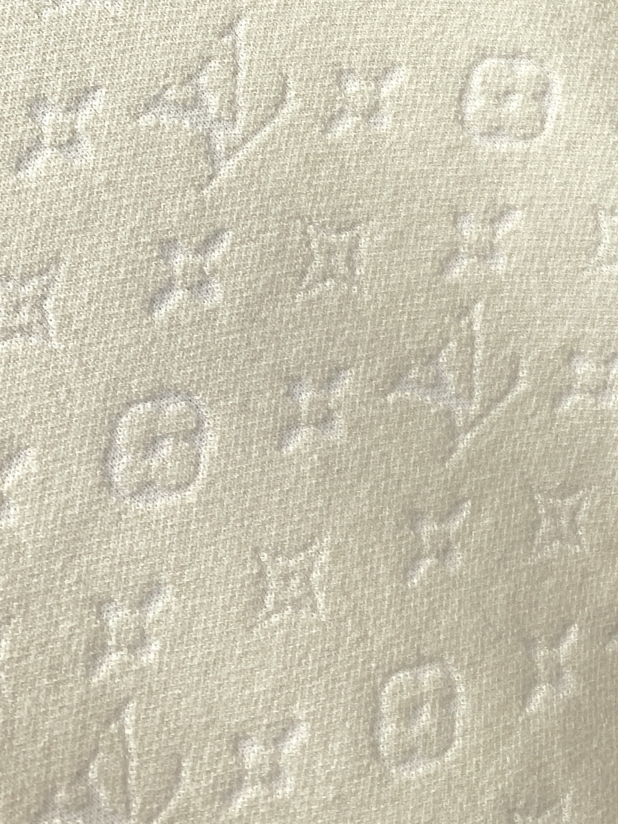 路易威登、2025新品羊毛衣 具有手感细腻柔软，可直接与肌肤接触，让暖心的纱线变化出细腻的质感，顶级工艺