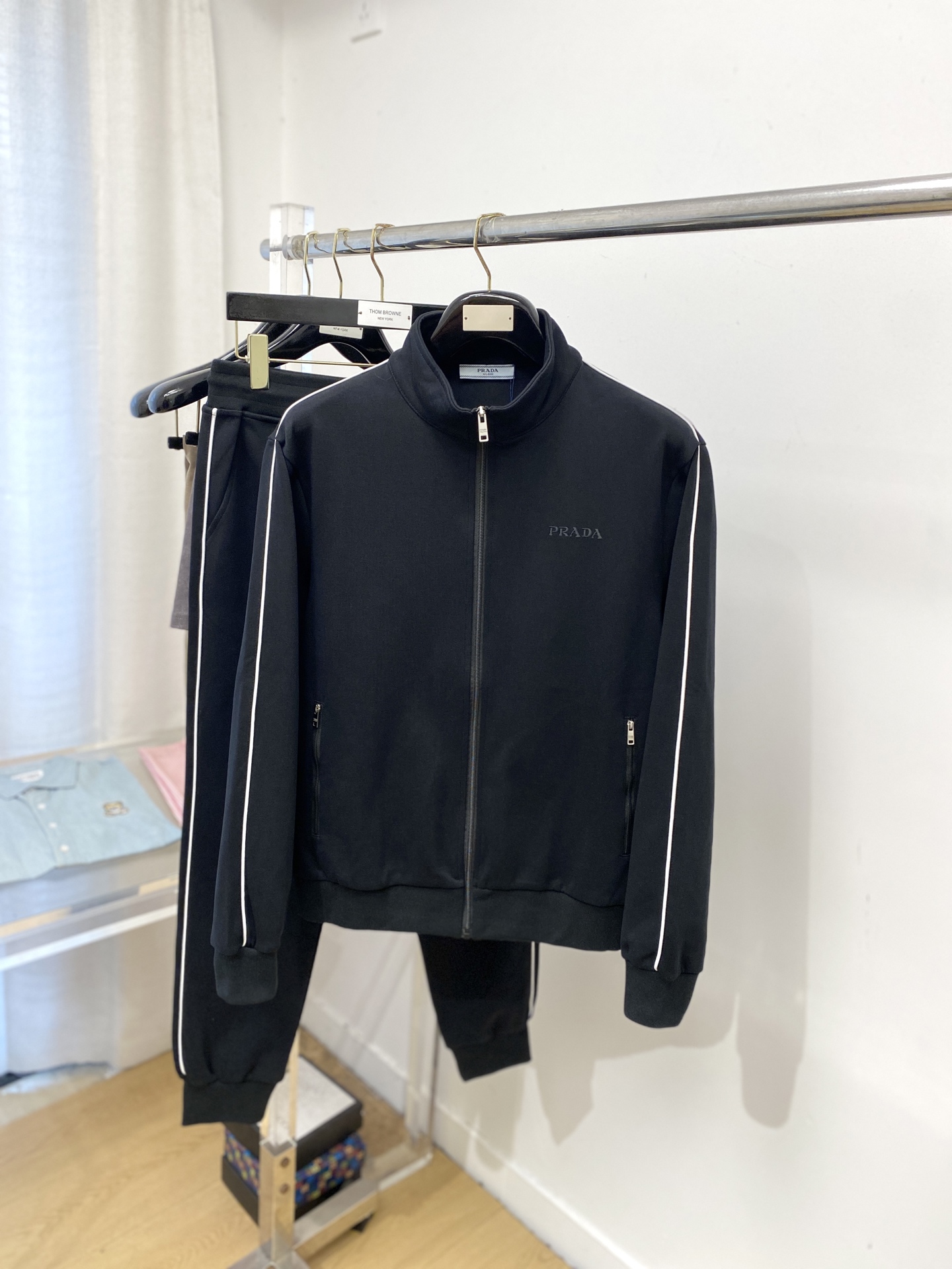 NO:569635,Prada, the latest product in 2025, fashionable casual suit, made of top-quality original fabrics, comfortable to wear, very good hygroscopicity and breathability, and super high color fastness!  It looks great whether worn inside or outside. Size M-3XL, prada, alexander wang19860909普拉达、2025最新品,时尚休闲套装,顶级原版面料打造,穿着舒适,吸湿性透气性都非常良好,色牢度超高！无论内搭还是外穿都非常出彩码数M-3XL,,prada,alexander wang,Men's clothing