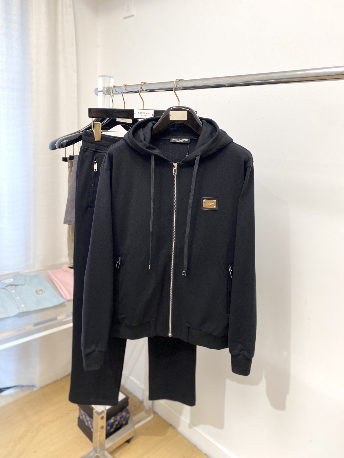 NO:569639,DG, 2025 latest product, fashionable casual suit, made of top-quality original fabrics, comfortable to wear, very good hygroscopicity and breathability, and super high color fastness!  It looks great whether worn inside or outside. Size M-3XL,,alexander wang19860909DG、2025最新品,时尚休闲套装,顶级原版面料打造,穿着舒适,吸湿性透气性都非常良好,色牢度超高！无论内搭还是外穿都非常出彩码数M-3XL,,alexander wang,Men's clothing
