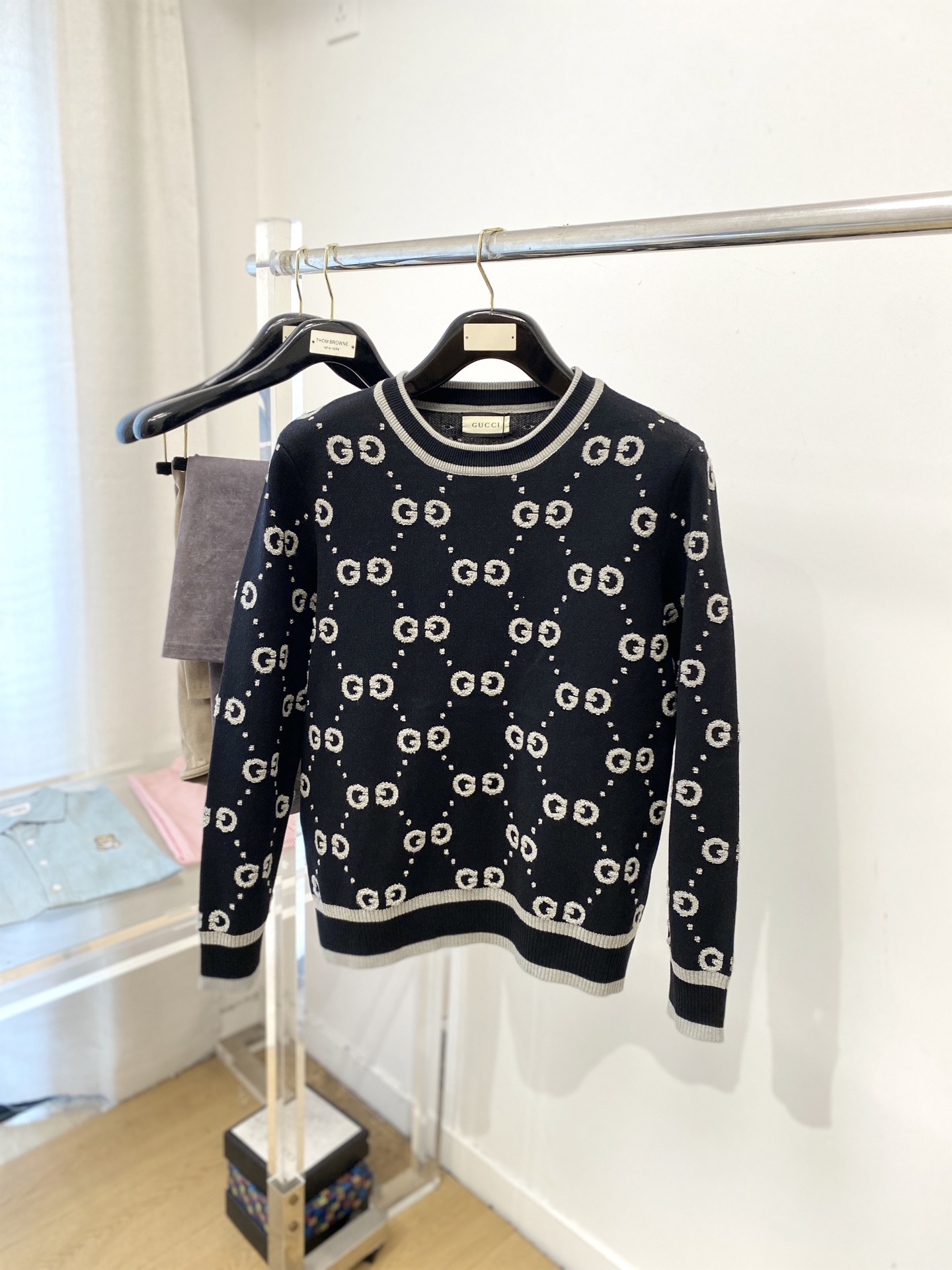 NO:569636,Gucci, 2025 new wool sweater has a delicate and soft feel, which can be directly in contact with the skin, allowing the warm yarn to change into a delicate texture. The top-notch craftsmanship is very distinctive and colorful, and the style is simple, elegant and exquisite. The three-dimensional tailoring design makes the entire sweater upper body full of youthful vitality and vitality. It is recommended to be a must-have for autumn and winter. Sizes M-3XL, sweaters, alexander wang19860909古奇、2025新品羊毛衣 具有手感细腻柔软,可直接与肌肤接触,让暖心的纱线变化出细腻的质感,顶级工艺极具特色出彩,款式简约大方精美 立体剪裁的版型设计,让整款毛衣上身尽显青春活力和朝气,推荐款秋冬季穿搭必备.尺码M-3XL,,sweaters,alexander wang,Men's clothing