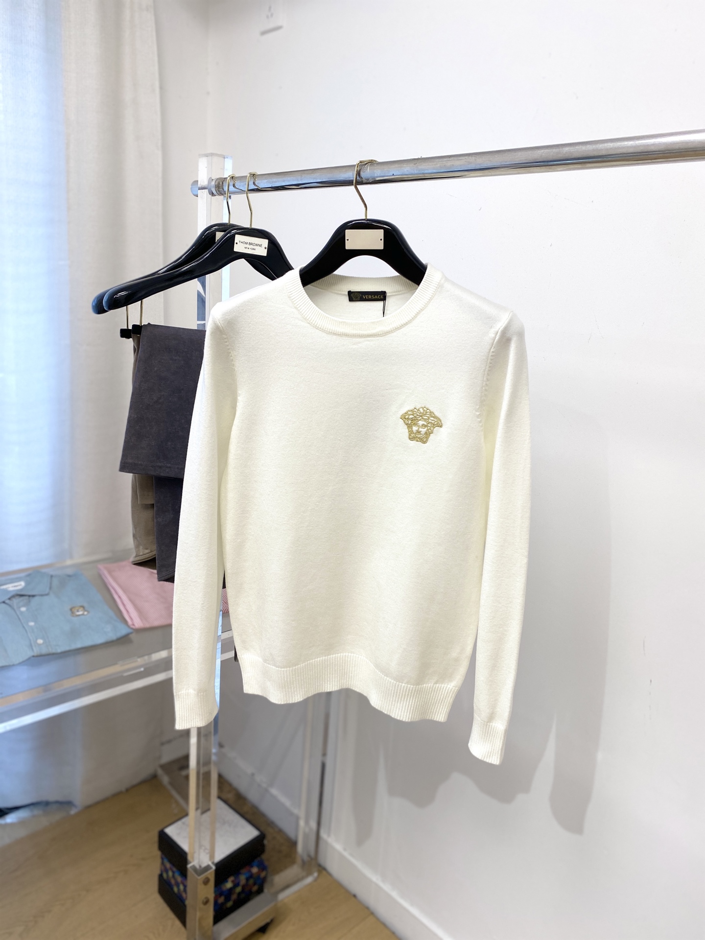 NO:569596,Versace, 2025 new wool sweater has a delicate and soft feel, which can be directly contacted with the skin, allowing the warm yarn to change into a delicate texture. The top-notch craftsmanship is very distinctive and colorful, and the style is simple, elegant and exquisite. The three-dimensional tailoring design makes the entire sweater upper body full of youthful vitality and vitality. It is recommended to be a must-have for autumn and winter. Sizes M-3XL, versace, sweaters, alexander wang19860909范思哲、2025新品羊毛衣 具有手感细腻柔软,可直接与肌肤接触,让暖心的纱线变化出细腻的质感,顶级工艺极具特色出彩,款式简约大方精美 立体剪裁的版型设计,让整款毛衣上身尽显青春活力和朝气,推荐款秋冬季穿搭必备.尺码M-3XL,,versace,sweaters,alexander wang,Men's clothing