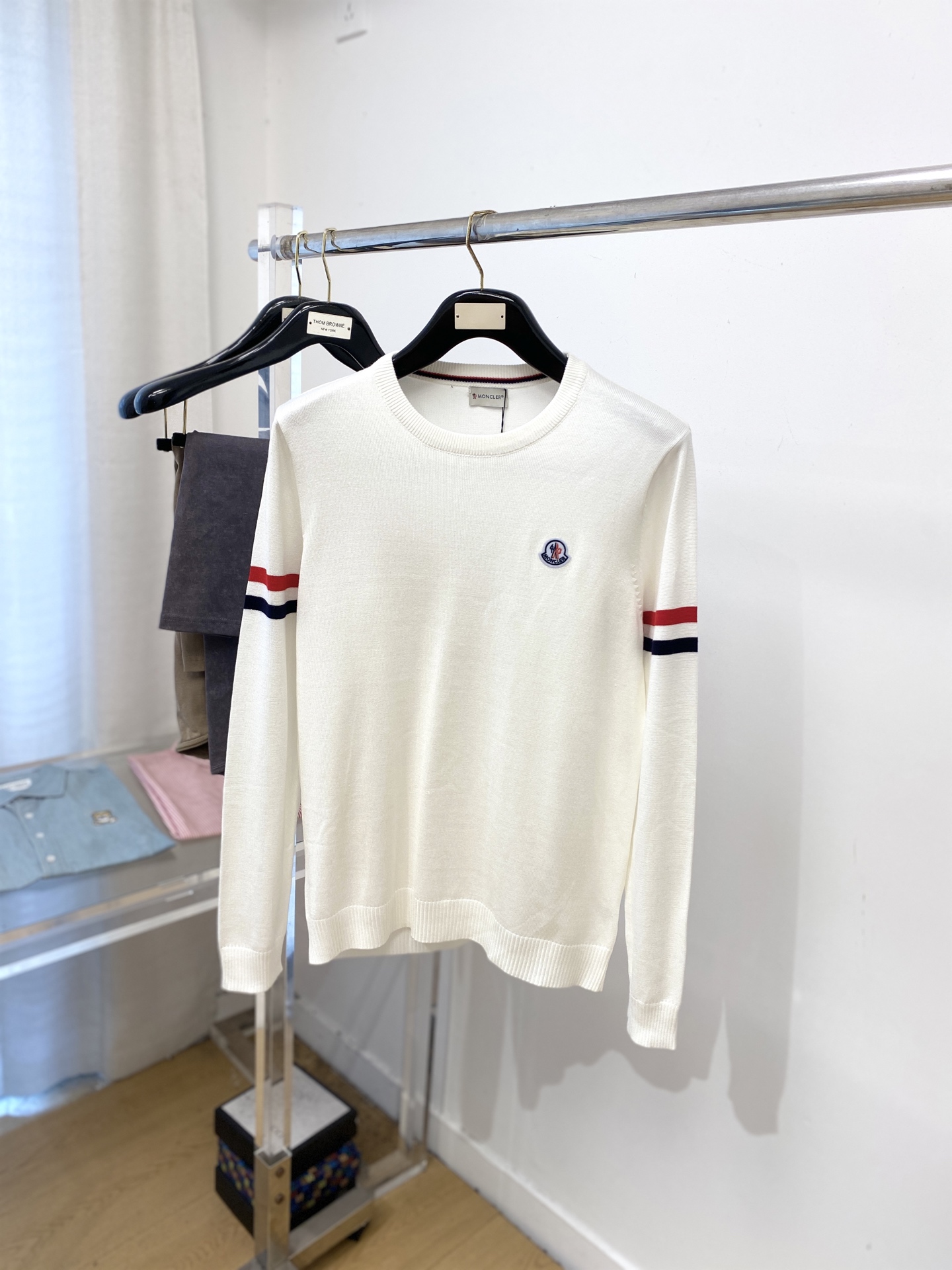 NO:569602,Meng Mouth, 2025 new wool sweater has a delicate and soft feel, which can be directly in contact with the skin, allowing the warm yarn to change into a delicate texture. The top-notch craftsmanship is very distinctive and colorful, and the style is simple, elegant and exquisite. The three-dimensional tailoring design makes the entire sweater upper body full of youthful vitality and vitality. It is recommended to be a must-have for autumn and winter. Sizes M-3XL, Moncler, sweaters, alexander wang19860909蒙口、2025新品羊毛衣 具有手感细腻柔软,可直接与肌肤接触,让暖心的纱线变化出细腻的质感,顶级工艺极具特色出彩,款式简约大方精美 立体剪裁的版型设计,让整款毛衣上身尽显青春活力和朝气,推荐款秋冬季穿搭必备.尺码M-3XL,,Moncler,sweaters,alexander wang,Men's clothing