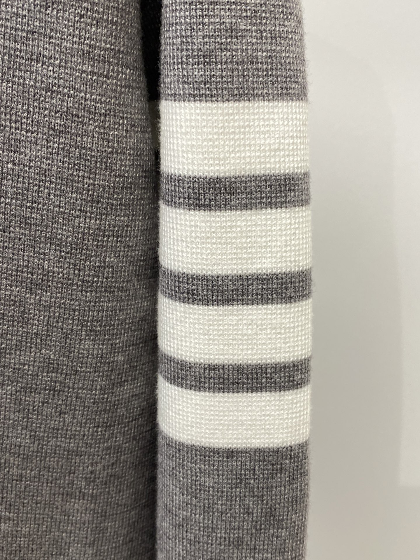 TB、2025新品开衫羊毛衣 具有手感细腻柔软，可直接与肌肤接触，让暖心的纱线变化出细腻的质感，顶级工艺