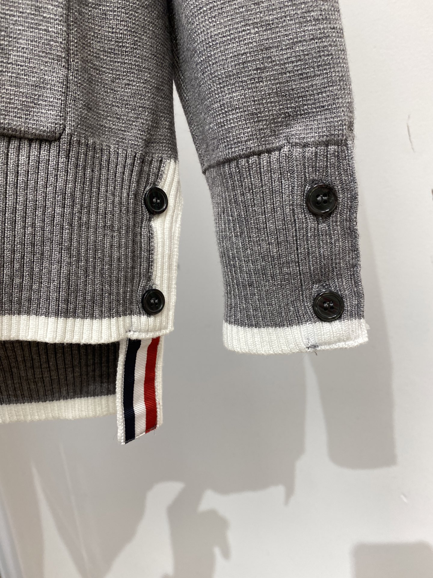 TB、2025新品开衫羊毛衣 具有手感细腻柔软，可直接与肌肤接触，让暖心的纱线变化出细腻的质感，顶级工艺