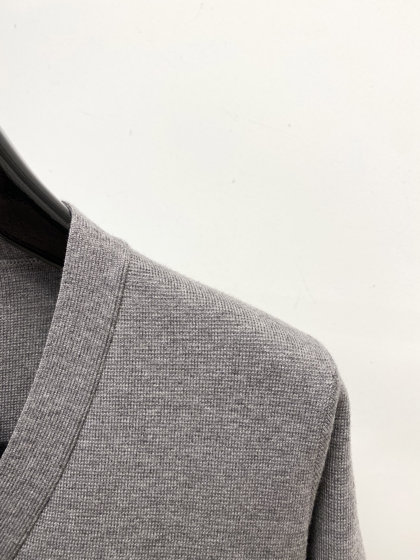 TB、2025新品开衫羊毛衣 具有手感细腻柔软，可直接与肌肤接触，让暖心的纱线变化出细腻的质感，顶级工艺