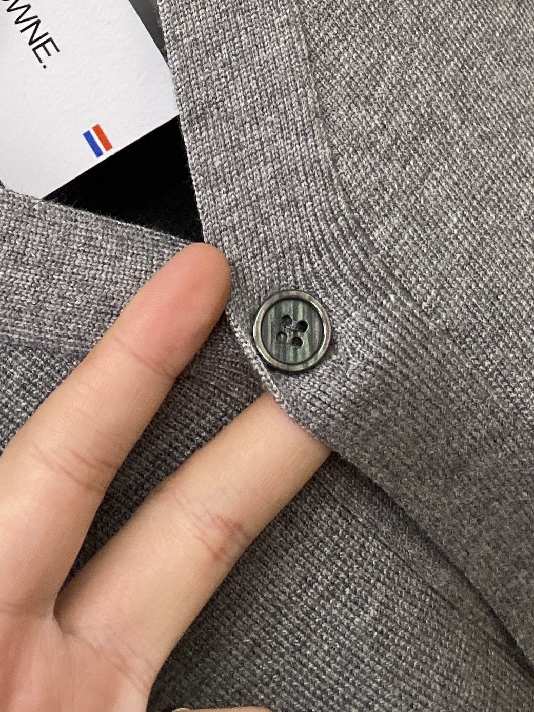 TB、2025新品开衫羊毛衣 具有手感细腻柔软，可直接与肌肤接触，让暖心的纱线变化出细腻的质感，顶级工艺