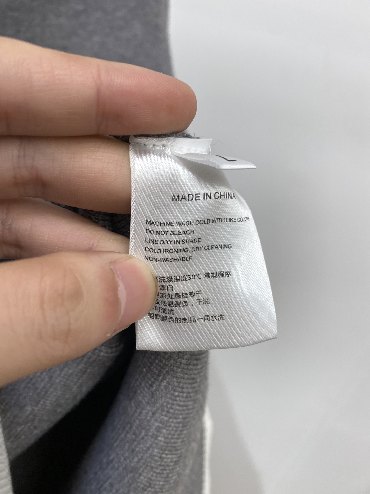 TB、2025新品开衫羊毛衣 具有手感细腻柔软，可直接与肌肤接触，让暖心的纱线变化出细腻的质感，顶级工艺