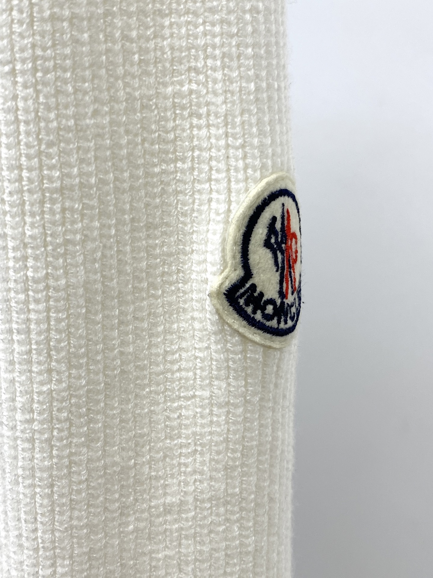 蒙口、2025新品羊毛衣外套 具有手感细腻柔软，可直接与肌肤接触，让暖心的纱线变化出细腻的质感，顶级工艺