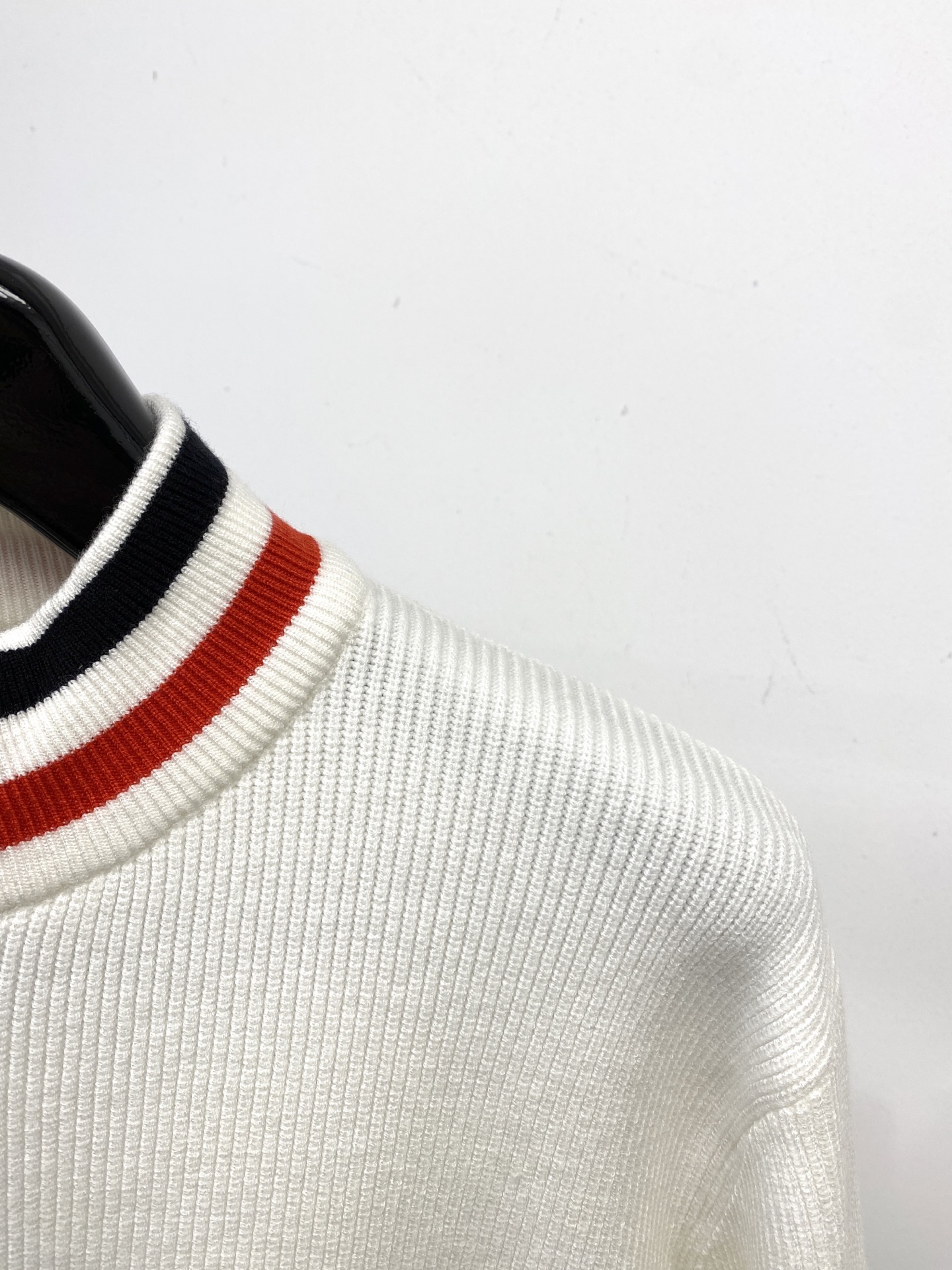 蒙口、2025新品羊毛衣外套 具有手感细腻柔软，可直接与肌肤接触，让暖心的纱线变化出细腻的质感，顶级工艺