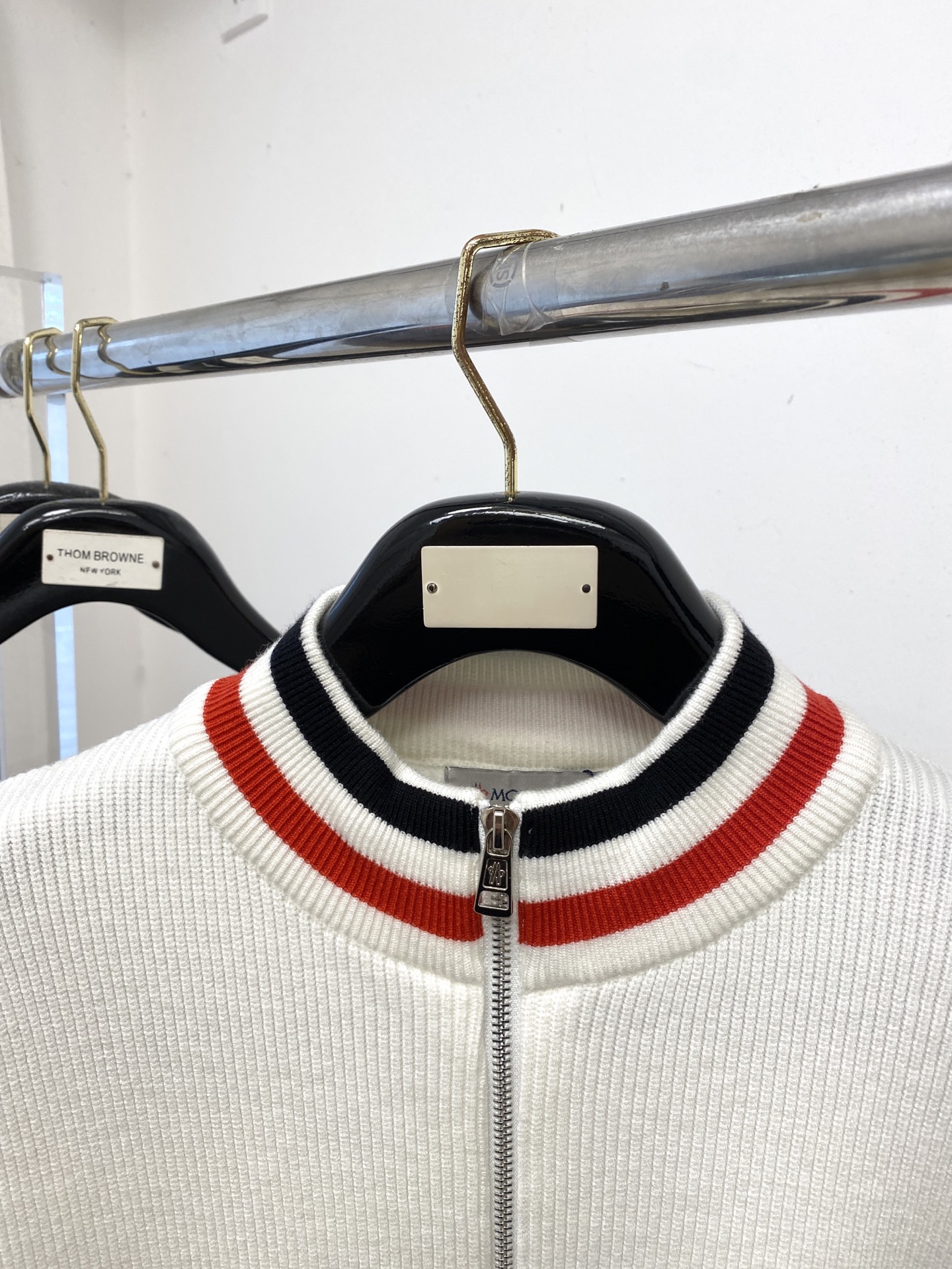 蒙口、2025新品羊毛衣外套 具有手感细腻柔软，可直接与肌肤接触，让暖心的纱线变化出细腻的质感，顶级工艺