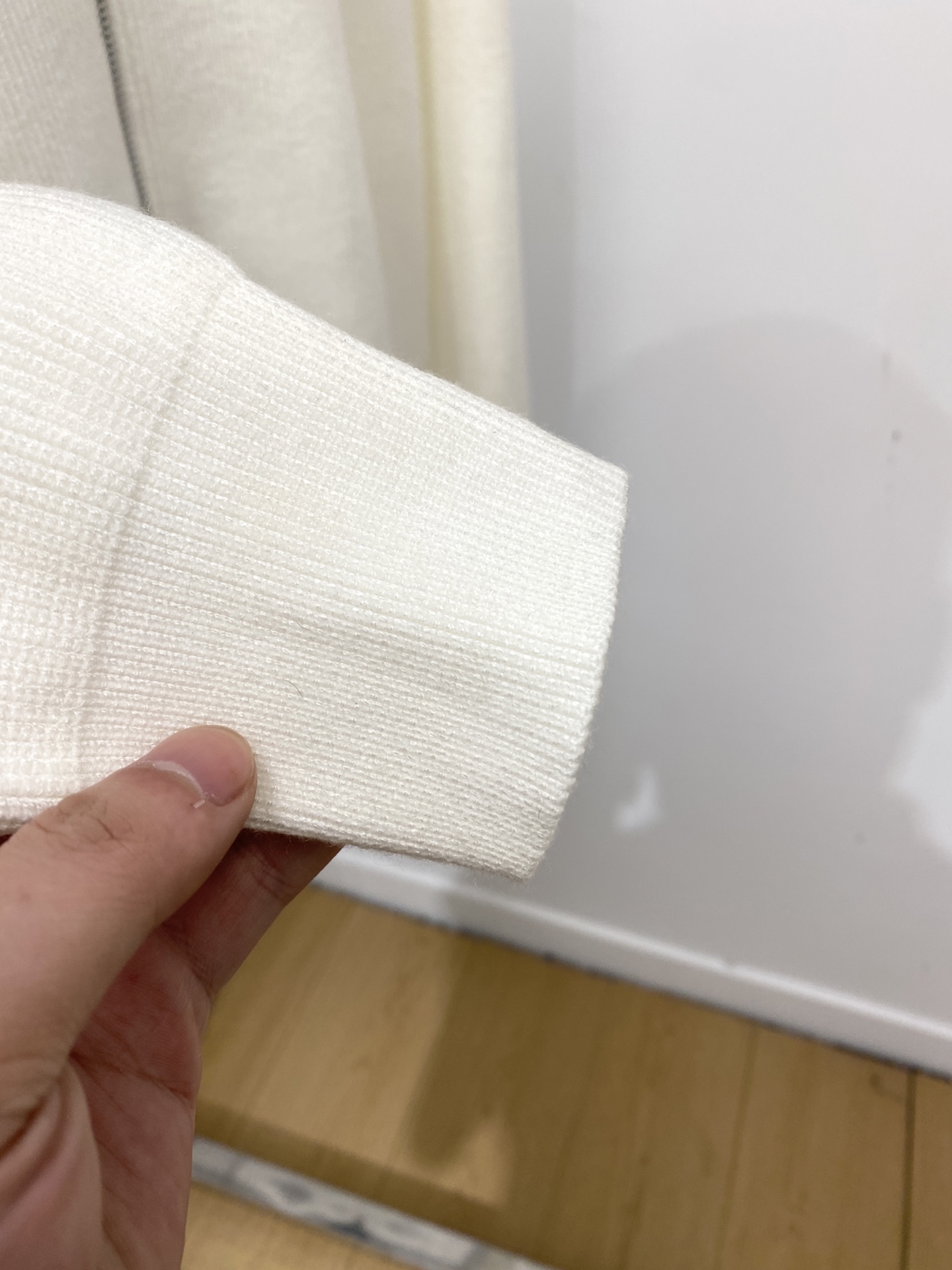 蒙口、2025新品羊毛衣外套 具有手感细腻柔软，可直接与肌肤接触，让暖心的纱线变化出细腻的质感，顶级工艺