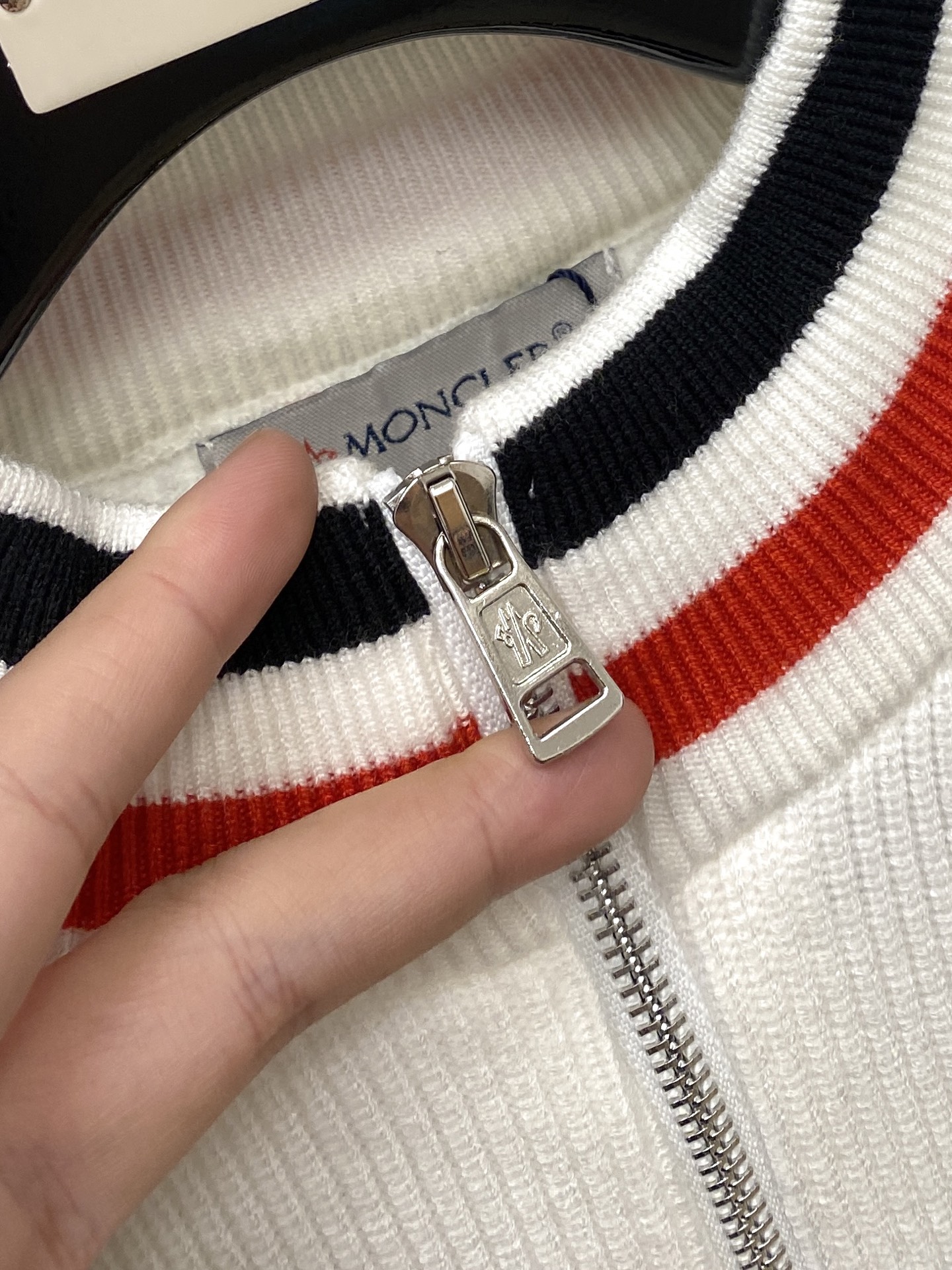 蒙口、2025新品羊毛衣外套 具有手感细腻柔软，可直接与肌肤接触，让暖心的纱线变化出细腻的质感，顶级工艺