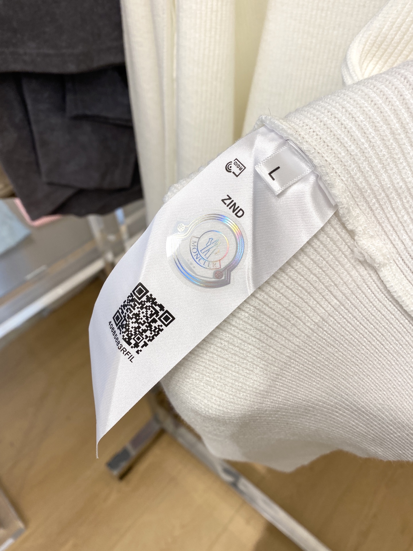 蒙口、2025新品羊毛衣外套 具有手感细腻柔软，可直接与肌肤接触，让暖心的纱线变化出细腻的质感，顶级工艺