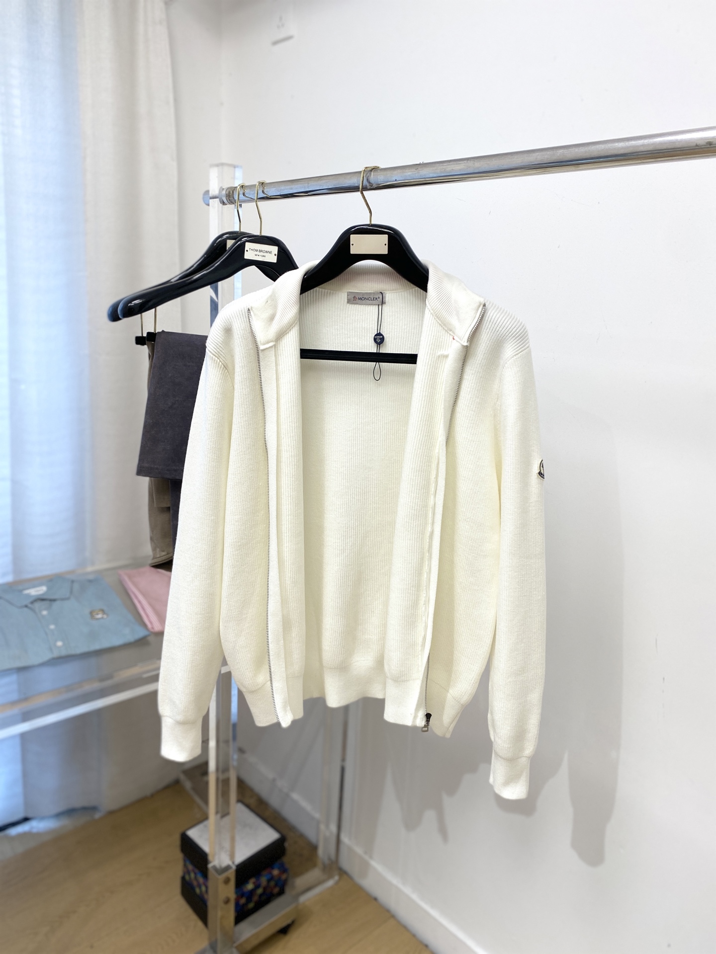 蒙口、2025新品羊毛衣外套 具有手感细腻柔软，可直接与肌肤接触，让暖心的纱线变化出细腻的质感，顶级工艺