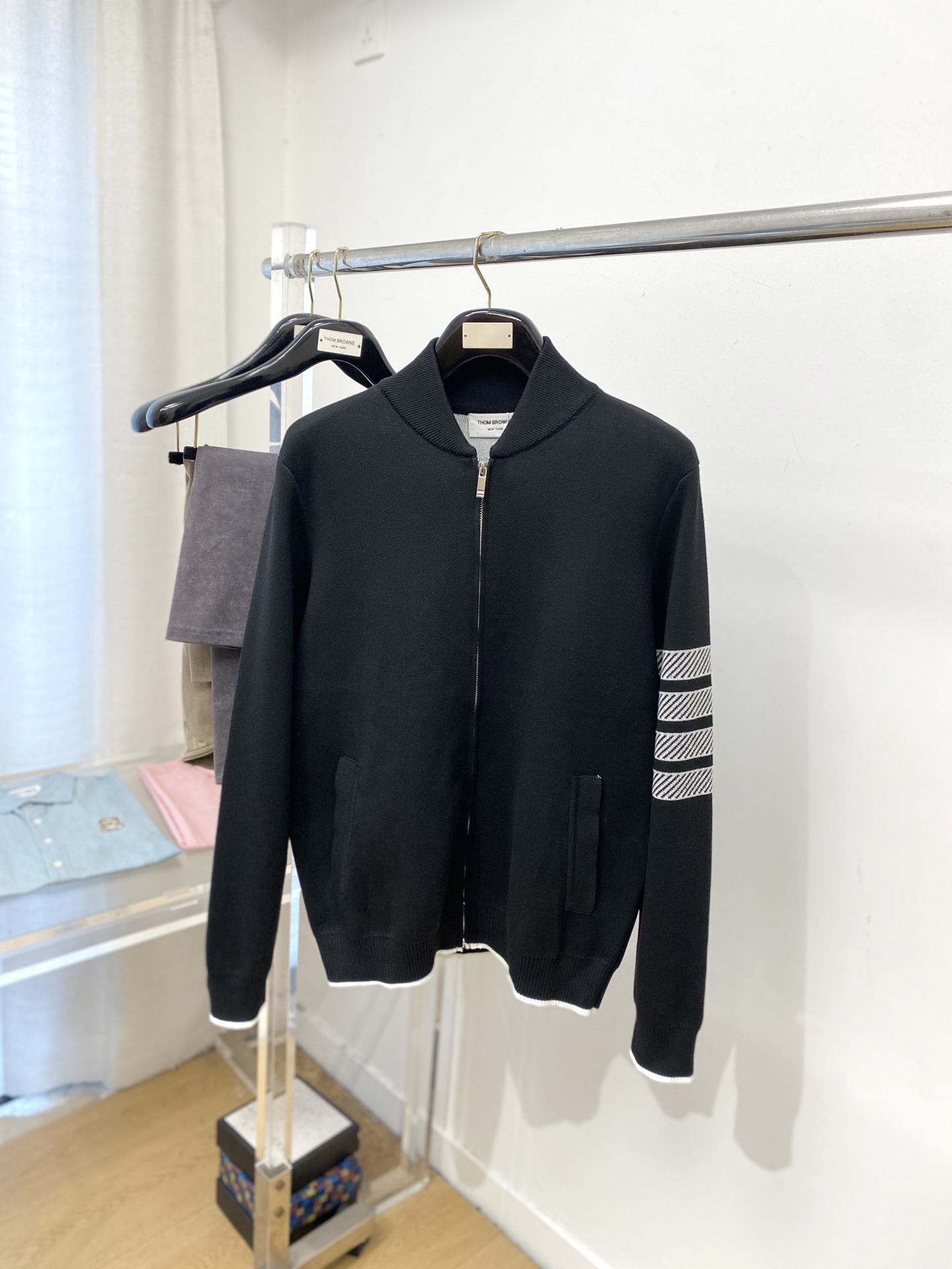 NO:569614,TB, 2025 new wool sweater jacket has a delicate and soft feel, which can be directly contacted with the skin, allowing the warm yarn to change into a delicate texture. The top-notch craftsmanship is very distinctive and colorful, and the style is simple, elegant and exquisite. The three-dimensional tailoring design makes the entire sweater upper body full of youthful vitality and vitality. It is recommended to be a must-have for autumn and winter. Sizes M-3XL, jackets & coats, sweaters, alexander wang19860909TB、2025新品羊毛衣外套 具有手感细腻柔软,可直接与肌肤接触,让暖心的纱线变化出细腻的质感,顶级工艺极具特色出彩,款式简约大方精美 立体剪裁的版型设计,让整款毛衣上身尽显青春活力和朝气,推荐款秋冬季穿搭必备.尺码M-3XL,,jackets & coats,sweaters,alexander wang,Men's clothing