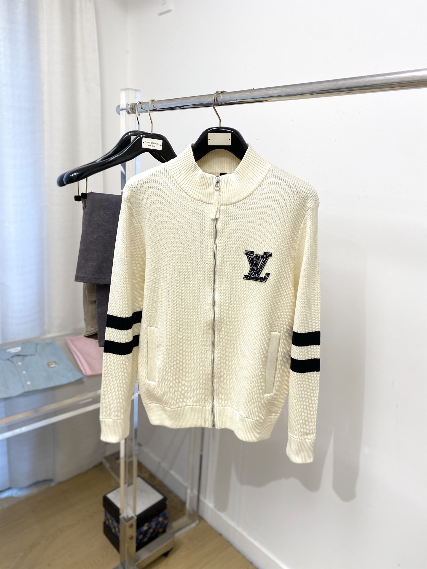 NO:569618,Louis Vuitton, 2025 new wool sweater jacket has a delicate and soft feel, which can be directly contacted with the skin, allowing the warm yarn to change into a delicate texture. The top-notch craftsmanship is very distinctive and colorful, and the style is simple, elegant and exquisite. The three-dimensional tailoring design makes the entire sweater upper body full of youthful vitality and vitality. It is recommended to be a must-have for autumn and winter. Sizes M-3XL, Louis Vuitton, jackets & coats, sweaters, alexander wang19860909路易威登、2025新品羊毛衣外套 具有手感细腻柔软,可直接与肌肤接触,让暖心的纱线变化出细腻的质感,顶级工艺极具特色出彩,款式简约大方精美 立体剪裁的版型设计,让整款毛衣上身尽显青春活力和朝气,推荐款秋冬季穿搭必备.尺码M-3XL,,louis vuitton,jackets & coats,sweaters,alexander wang,Men's clothing