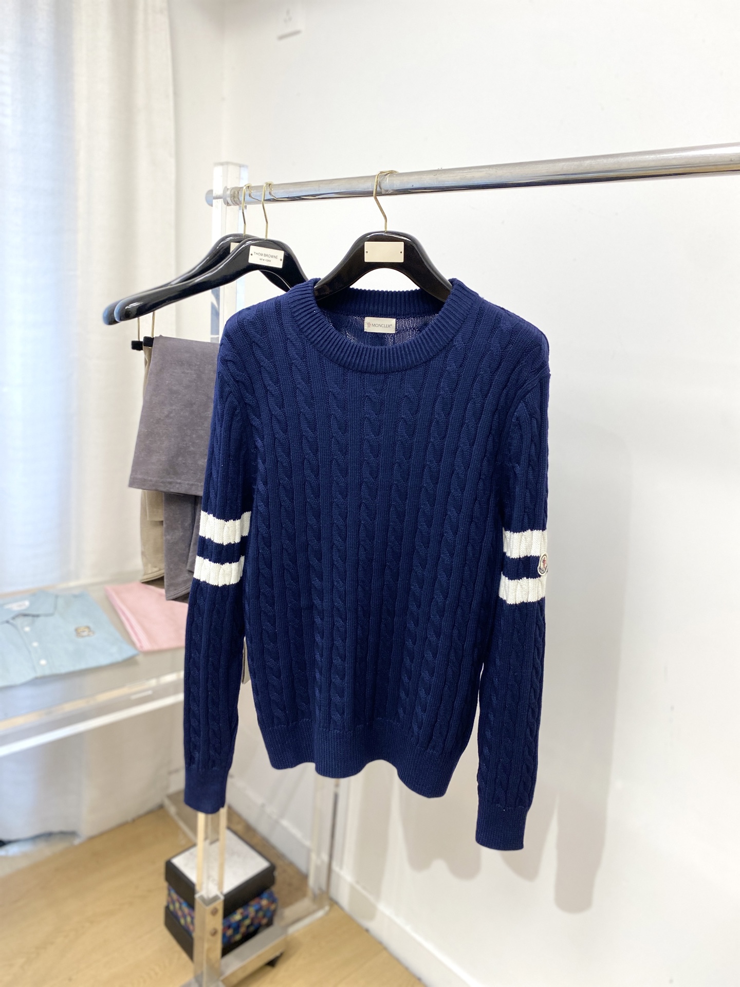 NO:571224,Meng Mouth, 2025 new wool sweater has a delicate and soft feel, which can be directly in contact with the skin, allowing the warm yarn to change into a delicate texture. The top-notch craftsmanship is very distinctive and colorful, and the style is simple, elegant and exquisite. The three-dimensional tailoring design makes the entire sweater upper body full of youthful vitality and vitality. It is recommended to be a must-have for autumn and winter. Sizes M-3XL, Moncler, sweaters, alexander wang19860909蒙口、2025新品羊毛衣 具有手感细腻柔软,可直接与肌肤接触,让暖心的纱线变化出细腻的质感,顶级工艺极具特色出彩,款式简约大方精美 立体剪裁的版型设计,让整款毛衣上身尽显青春活力和朝气,推荐款秋冬季穿搭必备.尺码M-3XL,,Moncler,sweaters,alexander wang,Men's clothing