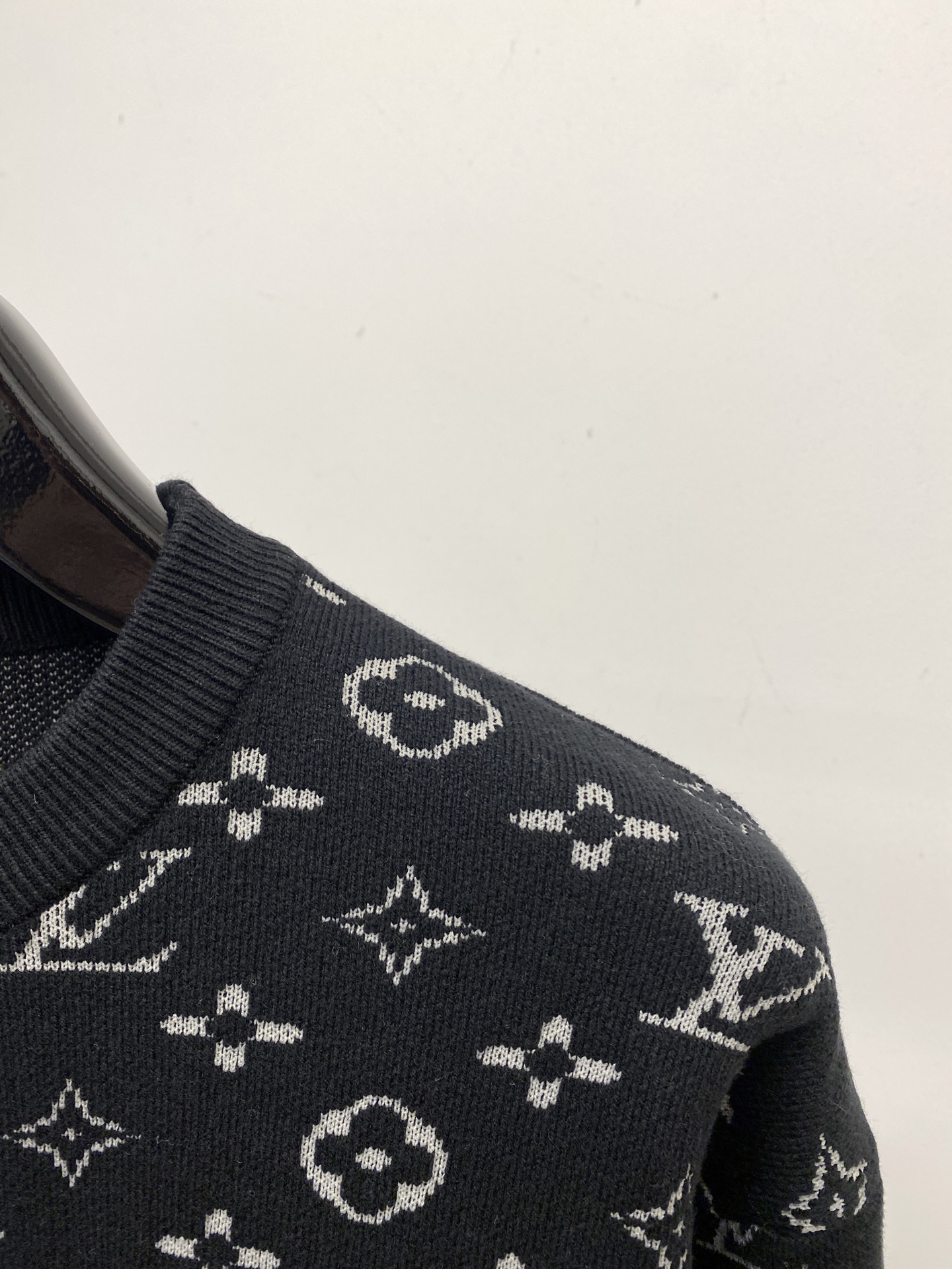 路易威登、2025新品羊毛衣 具有手感细腻柔软，可直接与肌肤接触，让暖心的纱线变化出细腻的质感，顶级工艺