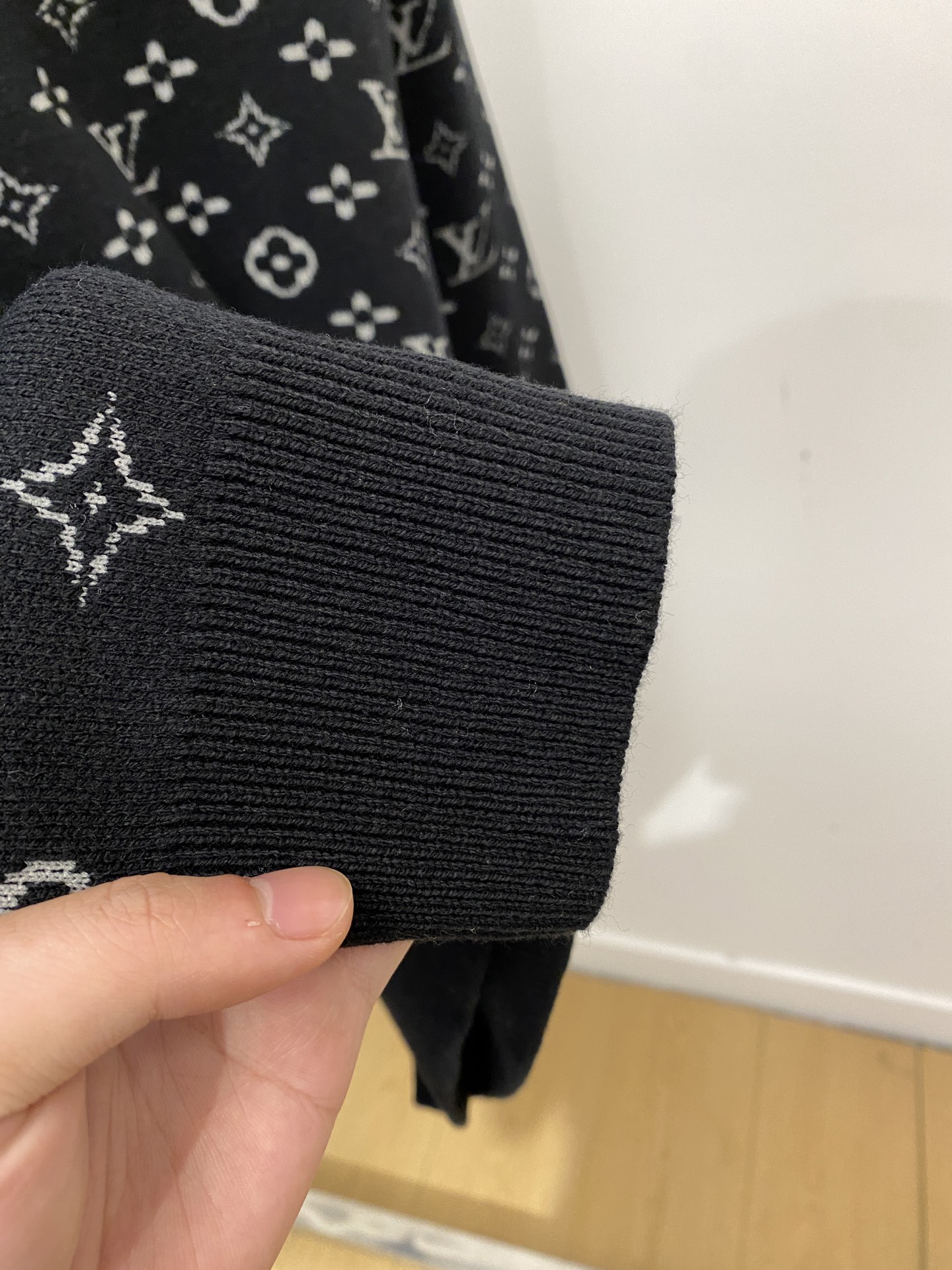 路易威登、2025新品羊毛衣 具有手感细腻柔软，可直接与肌肤接触，让暖心的纱线变化出细腻的质感，顶级工艺