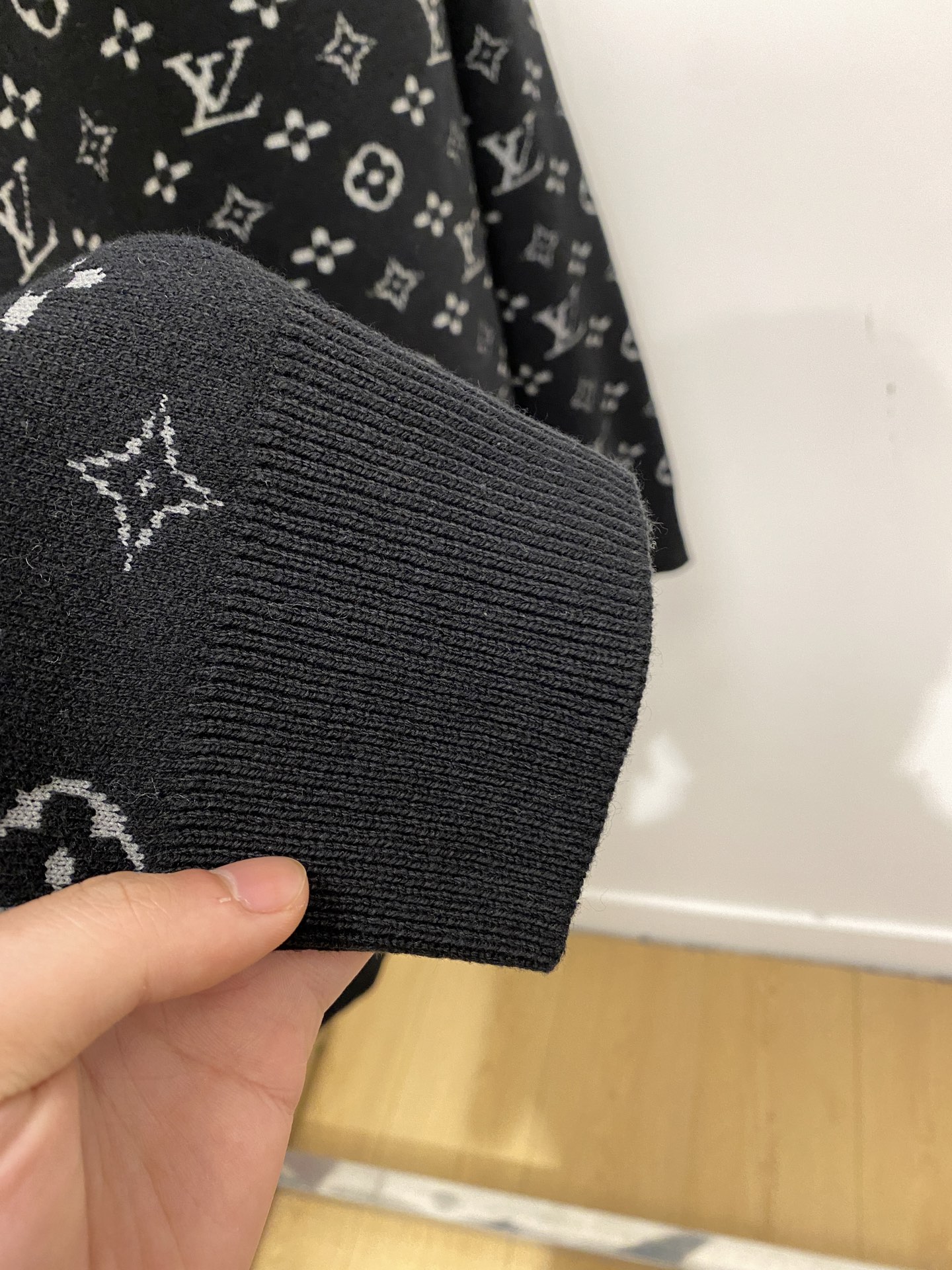 路易威登、2025新品羊毛衣 具有手感细腻柔软，可直接与肌肤接触，让暖心的纱线变化出细腻的质感，顶级工艺