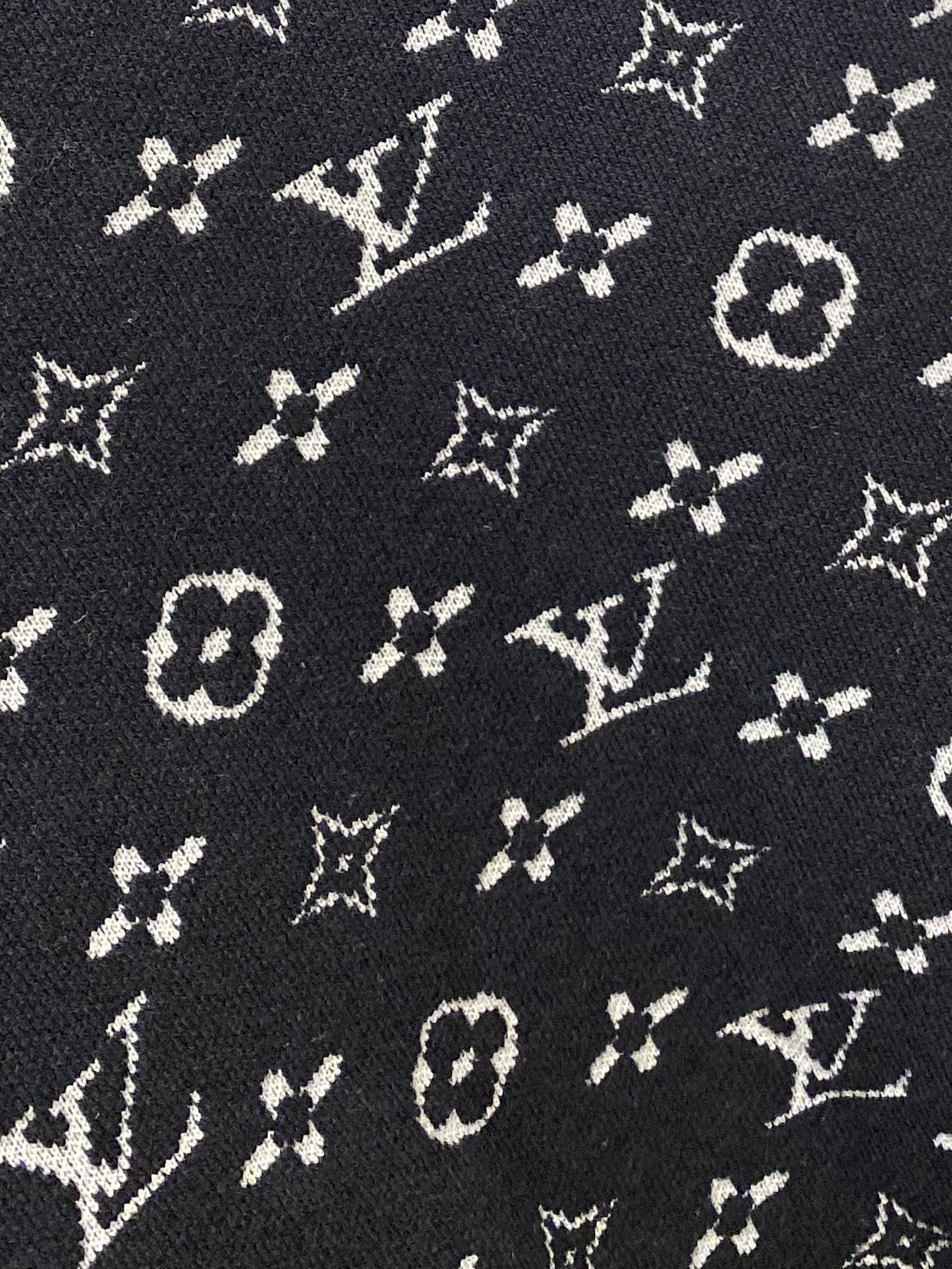 路易威登、2025新品羊毛衣 具有手感细腻柔软，可直接与肌肤接触，让暖心的纱线变化出细腻的质感，顶级工艺