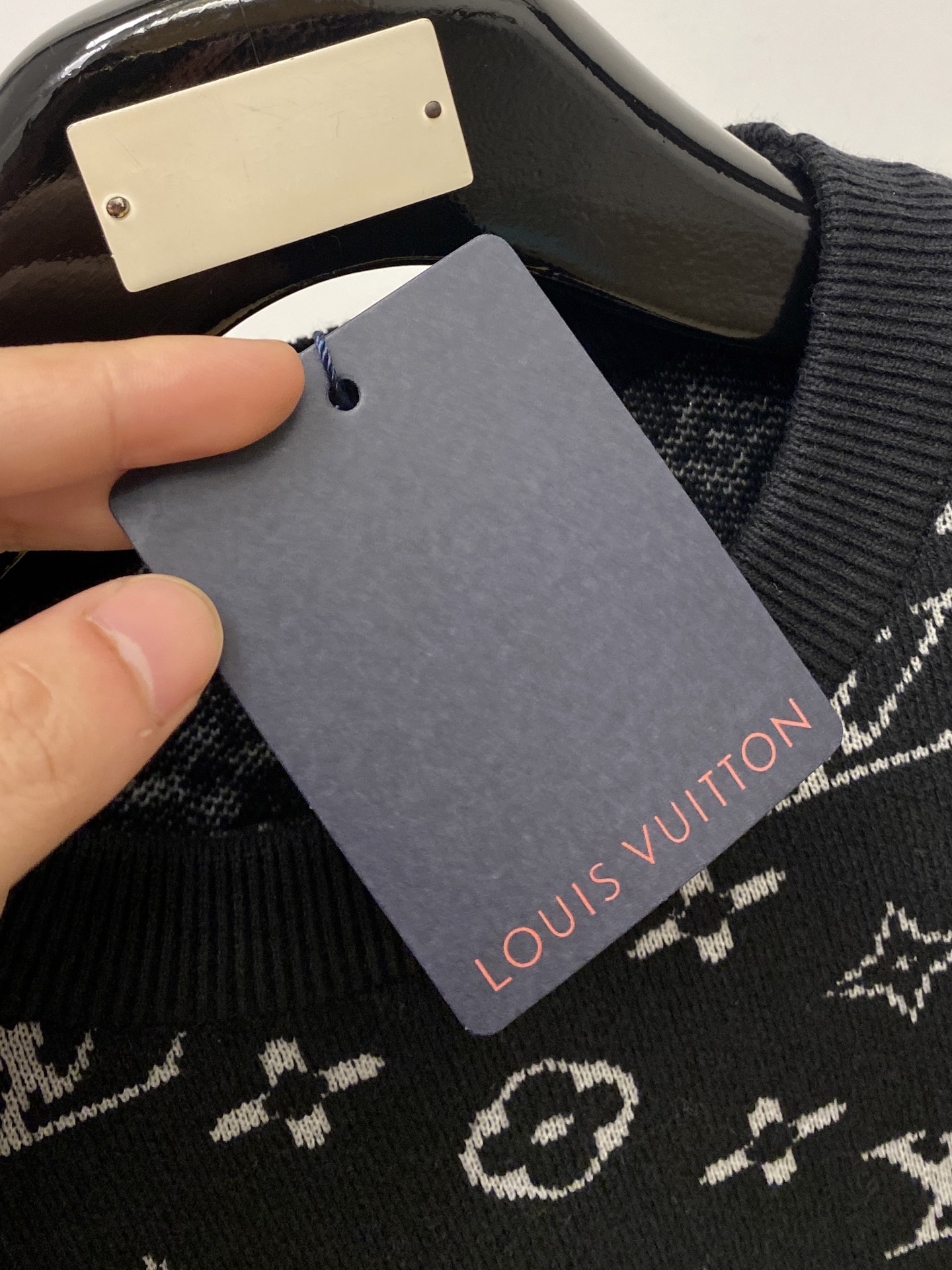 路易威登、2025新品羊毛衣 具有手感细腻柔软，可直接与肌肤接触，让暖心的纱线变化出细腻的质感，顶级工艺