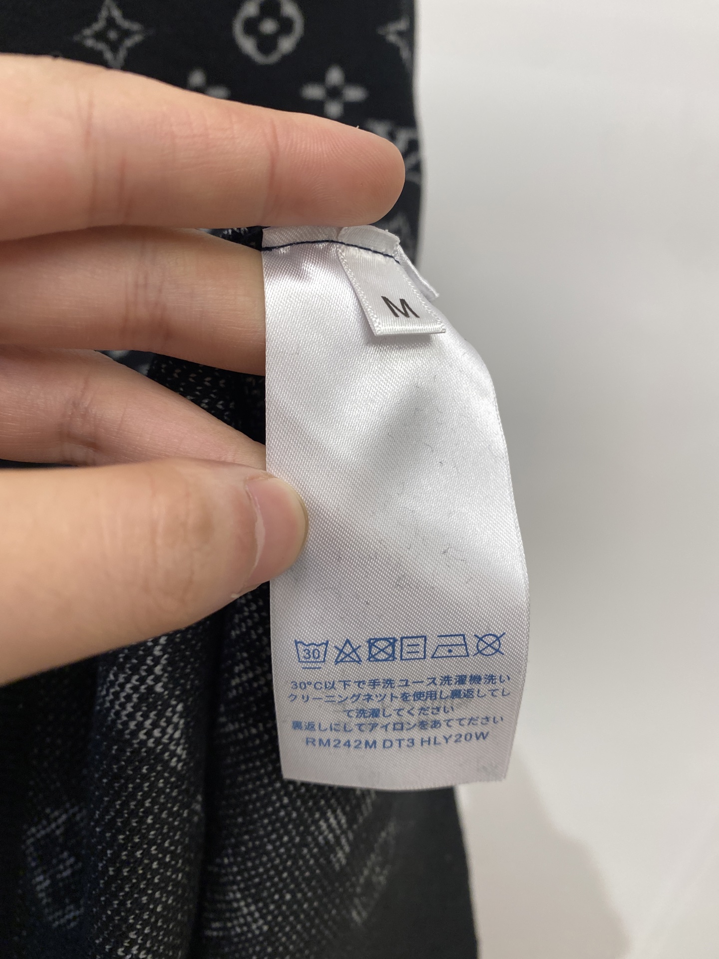 路易威登、2025新品羊毛衣 具有手感细腻柔软，可直接与肌肤接触，让暖心的纱线变化出细腻的质感，顶级工艺