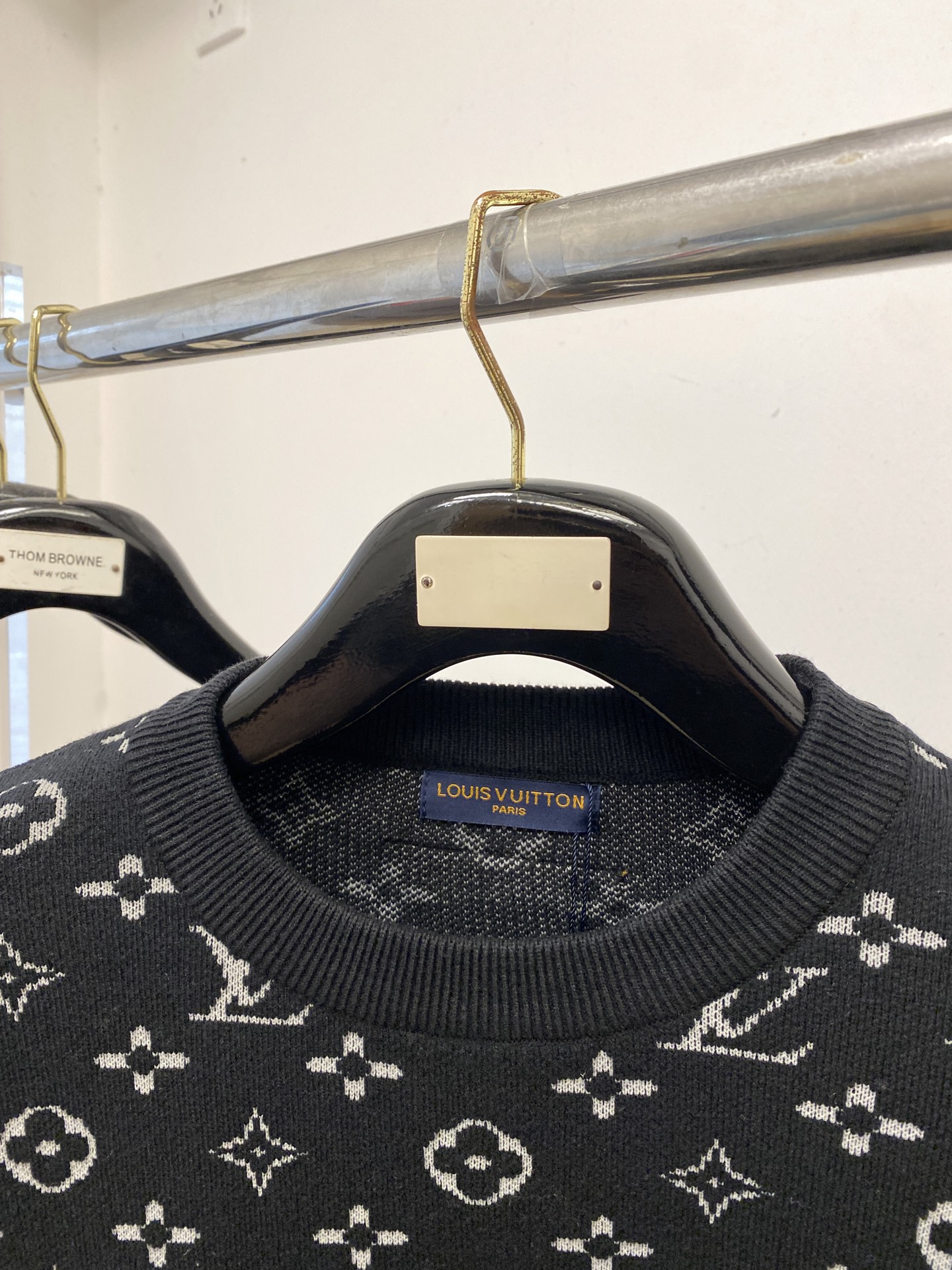 路易威登、2025新品羊毛衣 具有手感细腻柔软，可直接与肌肤接触，让暖心的纱线变化出细腻的质感，顶级工艺