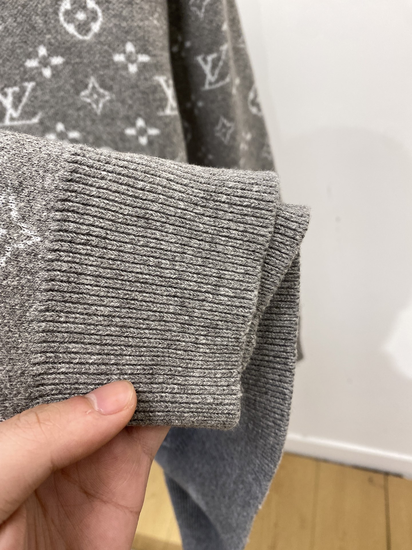 路易威登、2025新品羊毛衣 具有手感细腻柔软，可直接与肌肤接触，让暖心的纱线变化出细腻的质感，顶级工艺