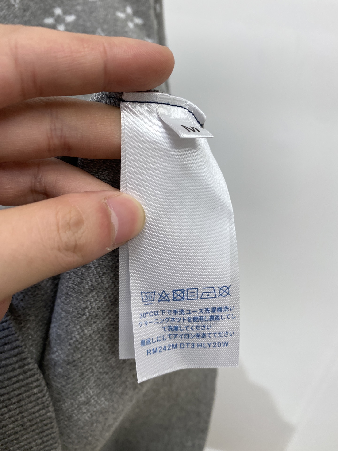 路易威登、2025新品羊毛衣 具有手感细腻柔软，可直接与肌肤接触，让暖心的纱线变化出细腻的质感，顶级工艺