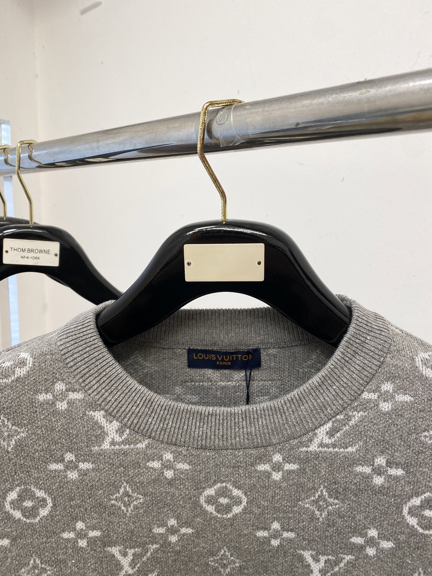 路易威登、2025新品羊毛衣 具有手感细腻柔软，可直接与肌肤接触，让暖心的纱线变化出细腻的质感，顶级工艺