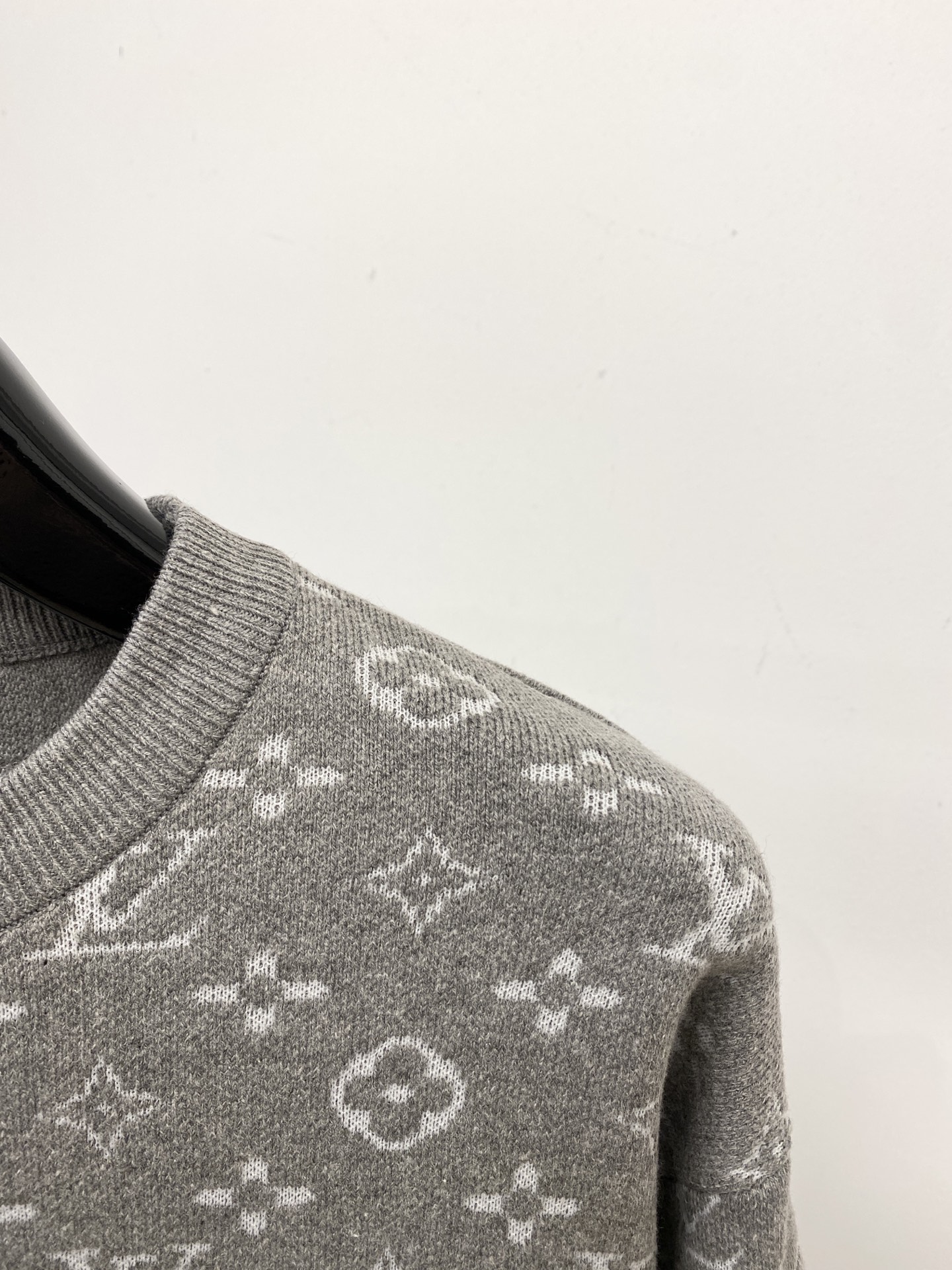 路易威登、2025新品羊毛衣 具有手感细腻柔软，可直接与肌肤接触，让暖心的纱线变化出细腻的质感，顶级工艺