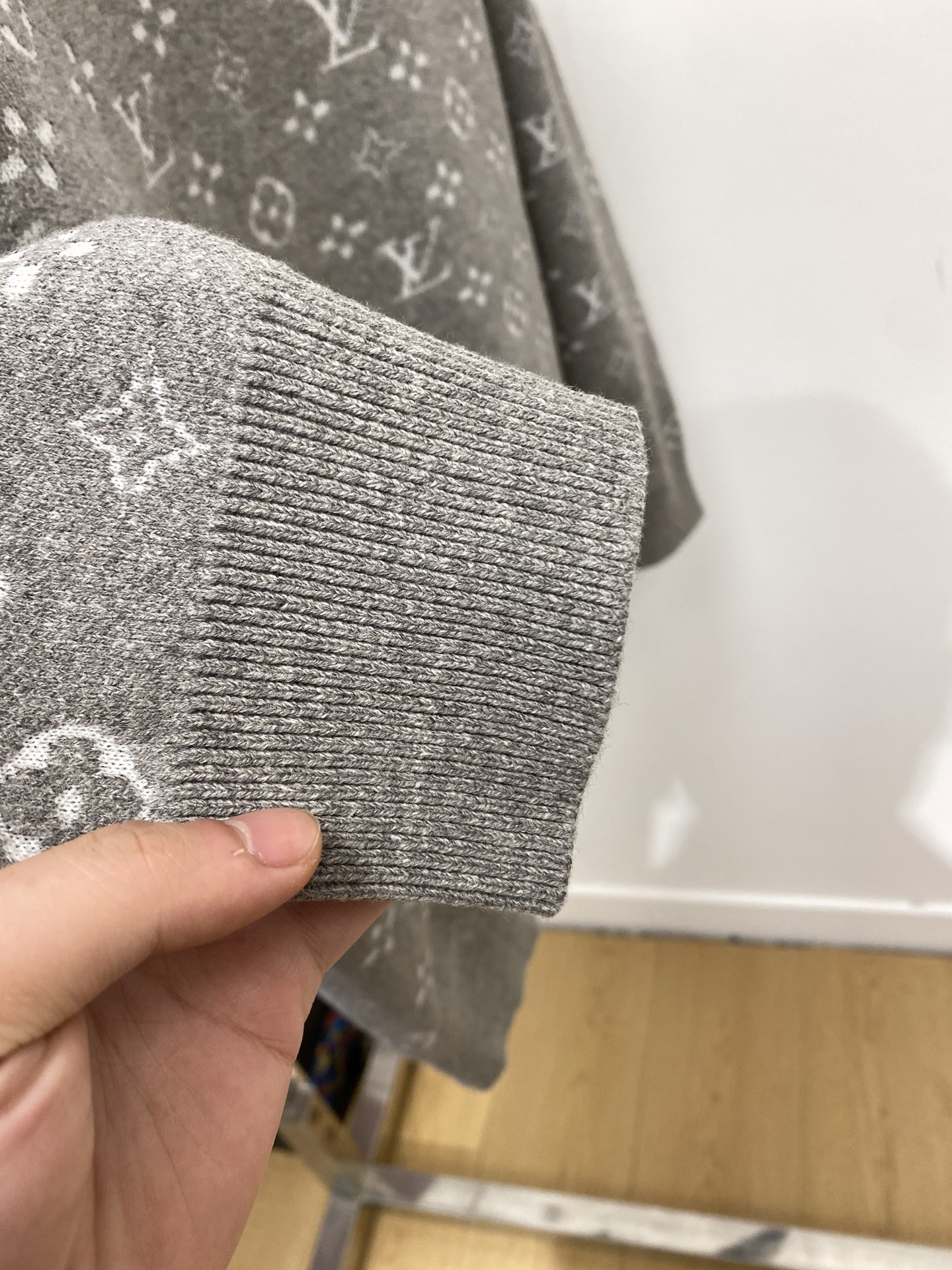 路易威登、2025新品羊毛衣 具有手感细腻柔软，可直接与肌肤接触，让暖心的纱线变化出细腻的质感，顶级工艺