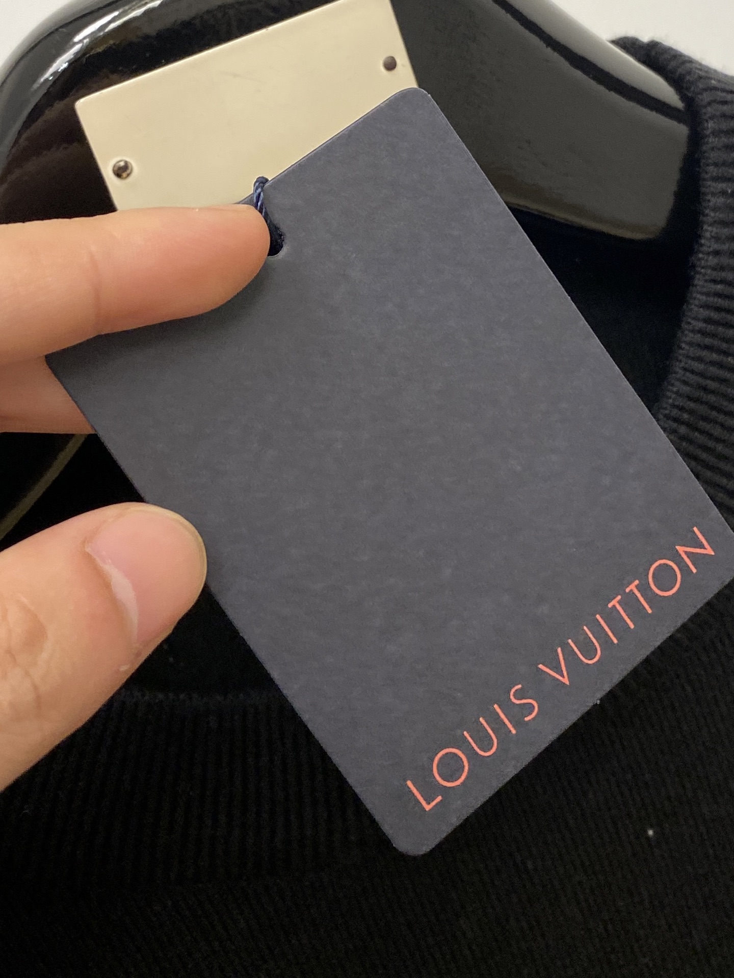 路易威登、2025新品羊毛衣 具有手感细腻柔软，可直接与肌肤接触，让暖心的纱线变化出细腻的质感，顶级工艺