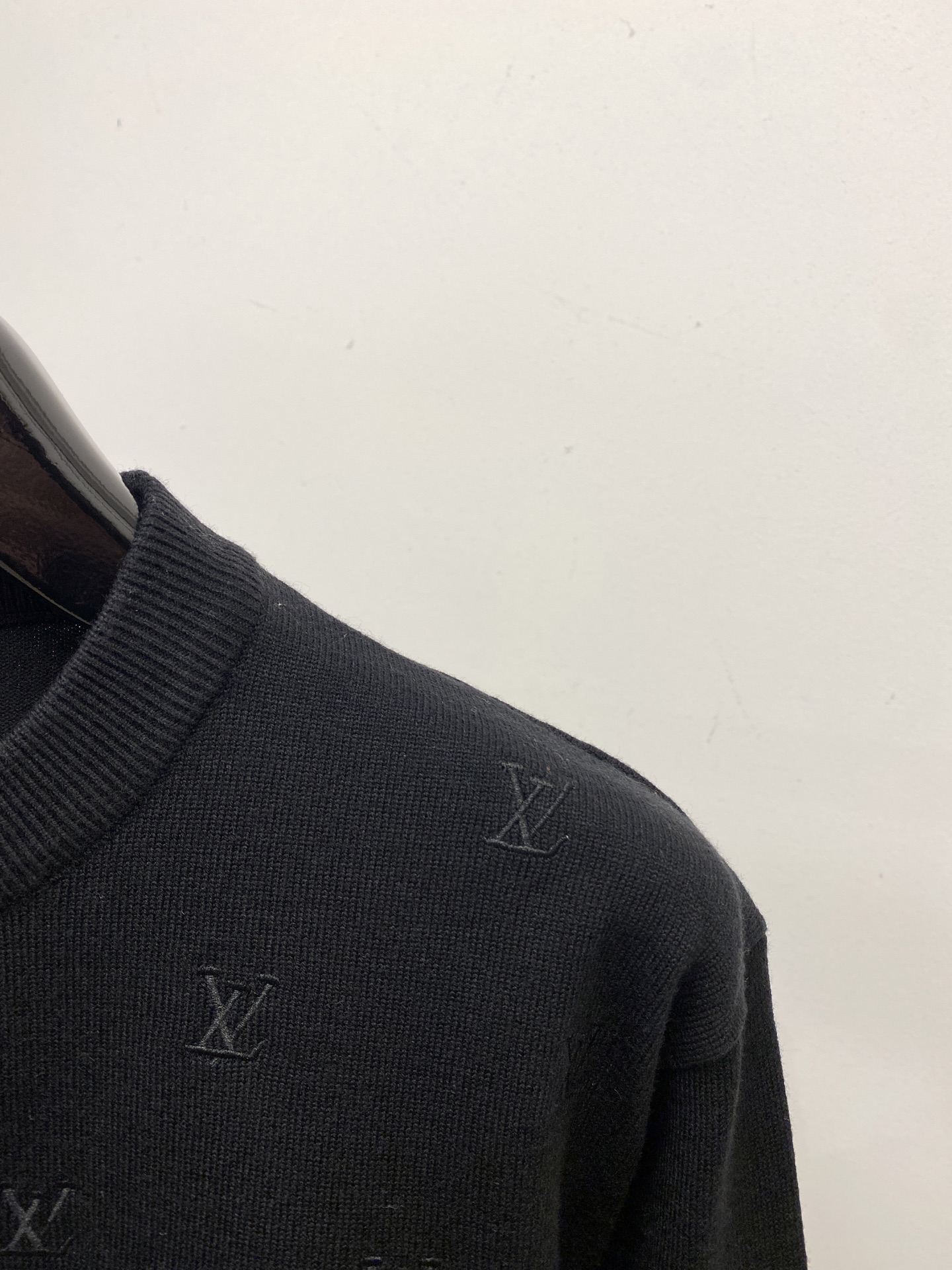 路易威登、2025新品羊毛衣 具有手感细腻柔软，可直接与肌肤接触，让暖心的纱线变化出细腻的质感，顶级工艺