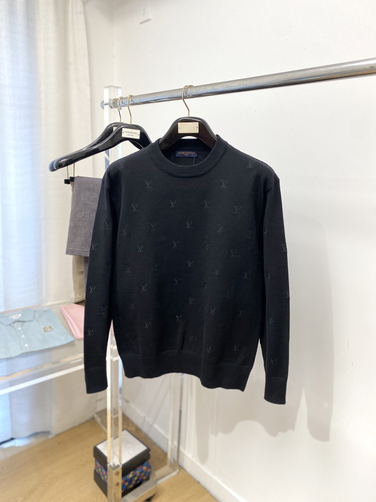 NO:571226,Louis Vuitton, 2025 new wool sweater has a delicate and soft feel, which can be directly contacted with the skin, allowing the warm yarn to change into a delicate texture. The top-notch craftsmanship is very distinctive and colorful, and the style is simple, elegant and exquisite. The three-dimensional tailoring design makes the entire sweater upper body full of youthful vitality and vitality. It is recommended to be a must-have for autumn and winter. Sizes M-3XL, Louis Vuitton, Sweaters, Alexander Wang19860909路易威登、2025新品羊毛衣 具有手感细腻柔软,可直接与肌肤接触,让暖心的纱线变化出细腻的质感,顶级工艺极具特色出彩,款式简约大方精美 立体剪裁的版型设计,让整款毛衣上身尽显青春活力和朝气,推荐款秋冬季穿搭必备.尺码M-3XL,,louis vuitton,sweaters,alexander wang,Men's clothing