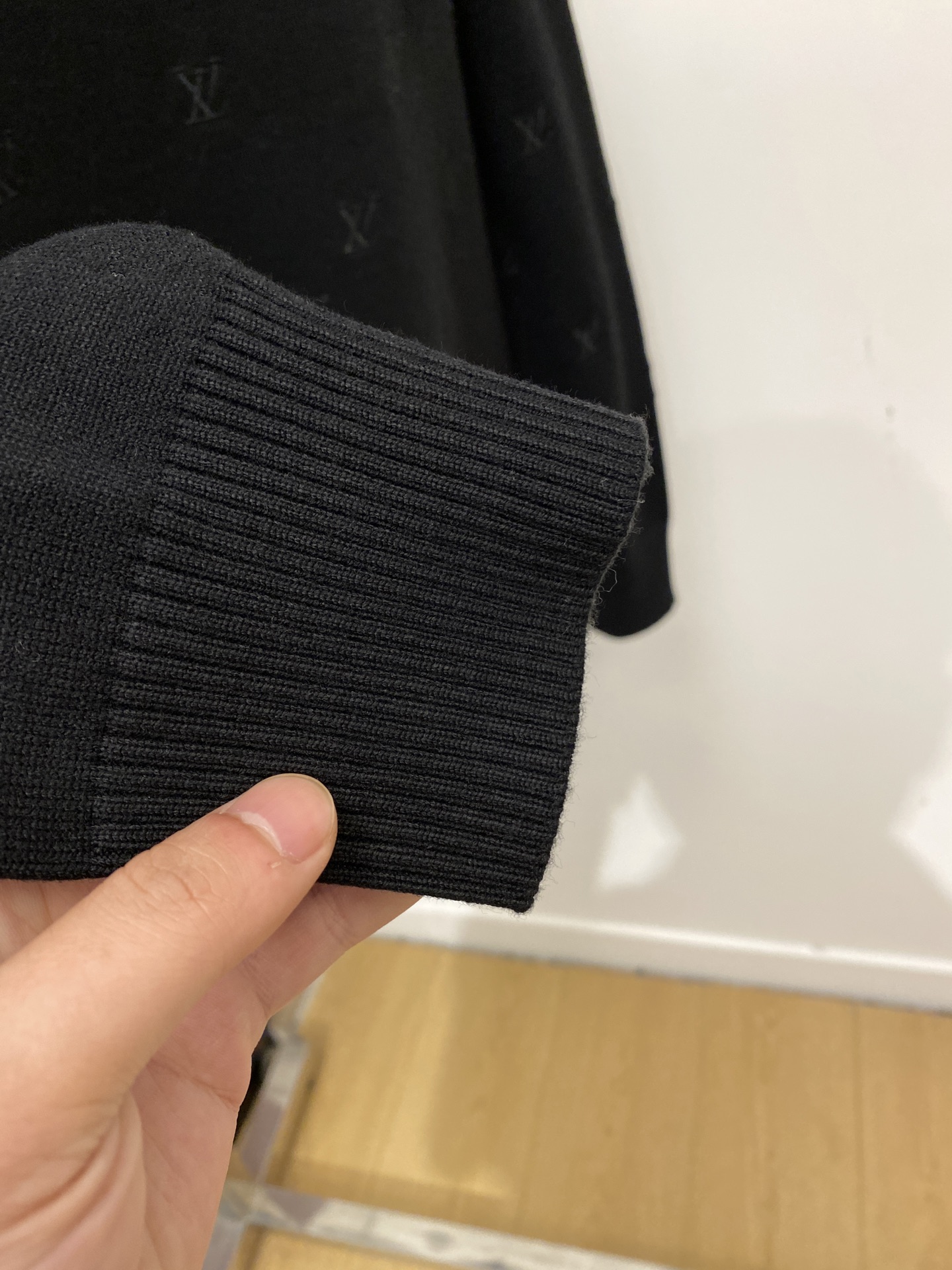 路易威登、2025新品羊毛衣 具有手感细腻柔软，可直接与肌肤接触，让暖心的纱线变化出细腻的质感，顶级工艺