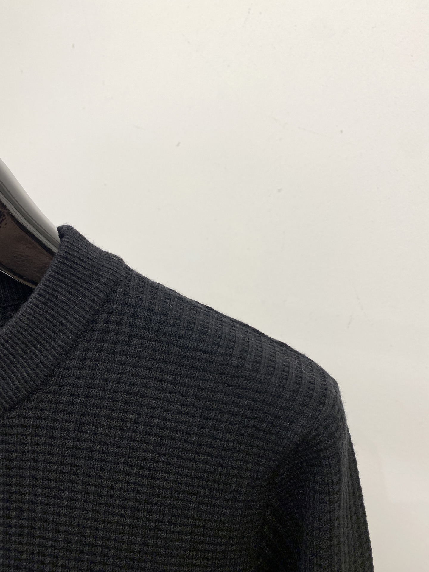 TB、2025新品羊毛衣 具有手感细腻柔软，可直接与肌肤接触，让暖心的纱线变化出细腻的质感，顶级工艺极具