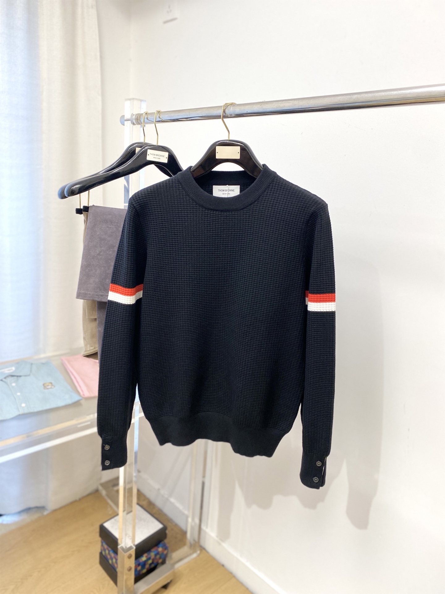 NO:571228,TB, 2025 new wool sweater has a delicate and soft feel, which can be directly contacted with the skin, allowing the warm yarn to change into a delicate texture. The top-notch craftsmanship is very distinctive and colorful, and the style is simple, elegant and exquisite. The three-dimensional tailoring design makes the entire sweater upper body full of youthful vitality and vitality. It is recommended to be a must-have for autumn and winter. Sizes M-3XL, sweaters, alexander wang19860909TB、2025新品羊毛衣 具有手感细腻柔软,可直接与肌肤接触,让暖心的纱线变化出细腻的质感,顶级工艺极具特色出彩,款式简约大方精美 立体剪裁的版型设计,让整款毛衣上身尽显青春活力和朝气,推荐款秋冬季穿搭必备.尺码M-3XL,,sweaters,alexander wang,Men's clothing