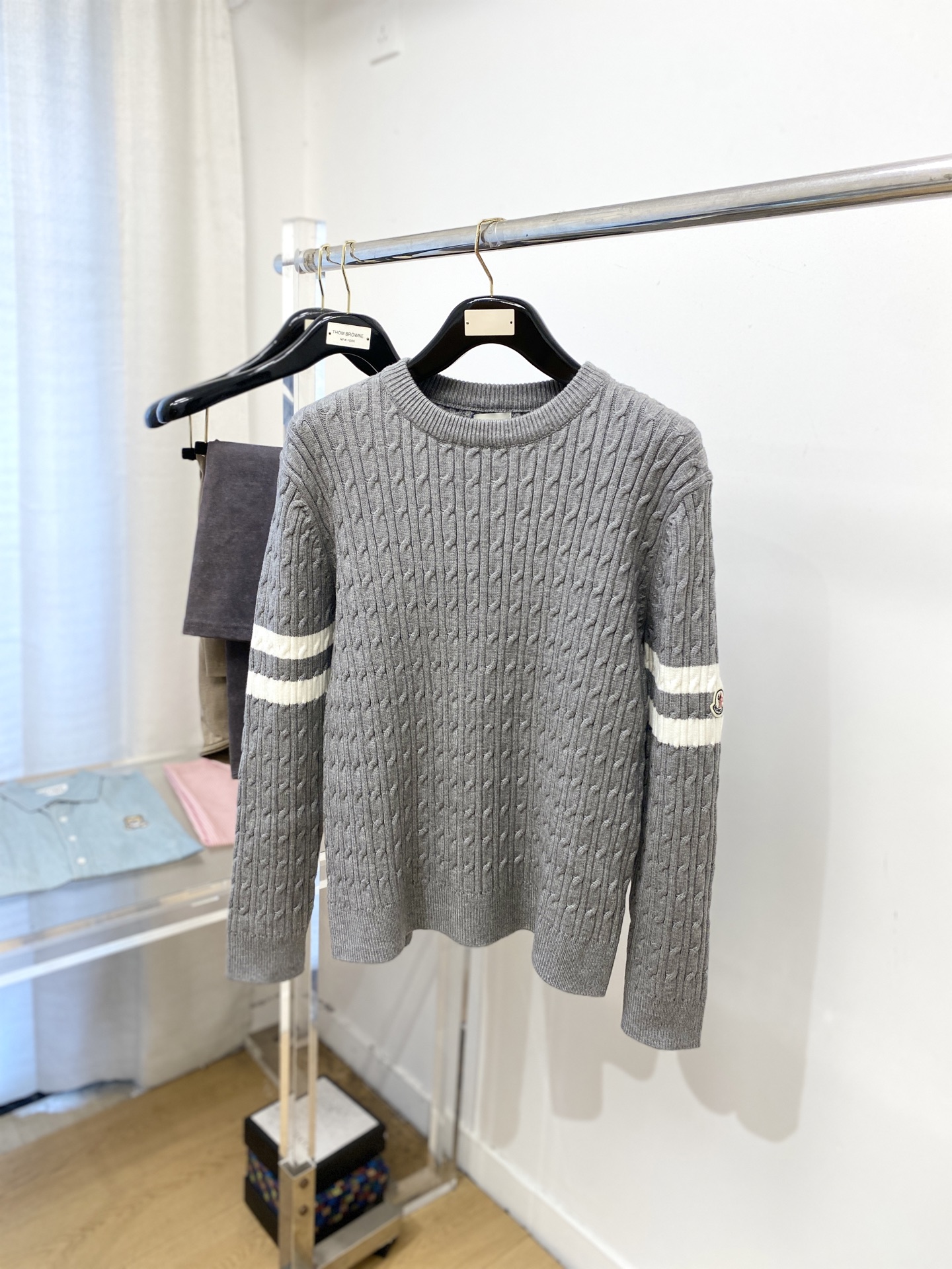 NO:571230,Meng Mouth, 2025 new wool sweater has a delicate and soft feel, which can be directly in contact with the skin, allowing the warm yarn to change into a delicate texture. The top-notch craftsmanship is very distinctive and colorful, and the style is simple, elegant and exquisite. The three-dimensional tailoring design makes the entire sweater upper body full of youthful vitality and vitality. It is recommended to be a must-have for autumn and winter. Sizes M-3XL, Moncler, sweaters, alexander wang19860909蒙口、2025新品羊毛衣 具有手感细腻柔软,可直接与肌肤接触,让暖心的纱线变化出细腻的质感,顶级工艺极具特色出彩,款式简约大方精美 立体剪裁的版型设计,让整款毛衣上身尽显青春活力和朝气,推荐款秋冬季穿搭必备.尺码M-3XL,,Moncler,sweaters,alexander wang,Men's clothing