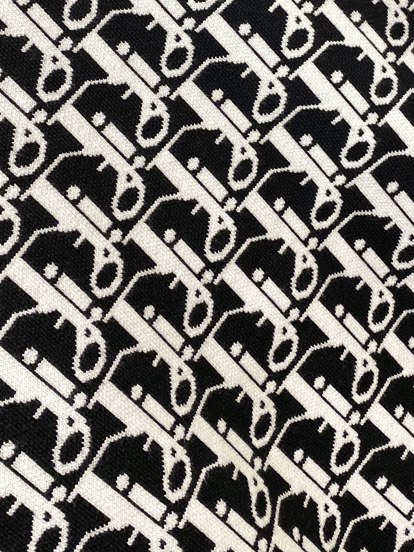 迪奥、2025新品羊毛衣 具有手感细腻柔软，可直接与肌肤接触，让暖心的纱线变化出细腻的质感，顶级工艺极具