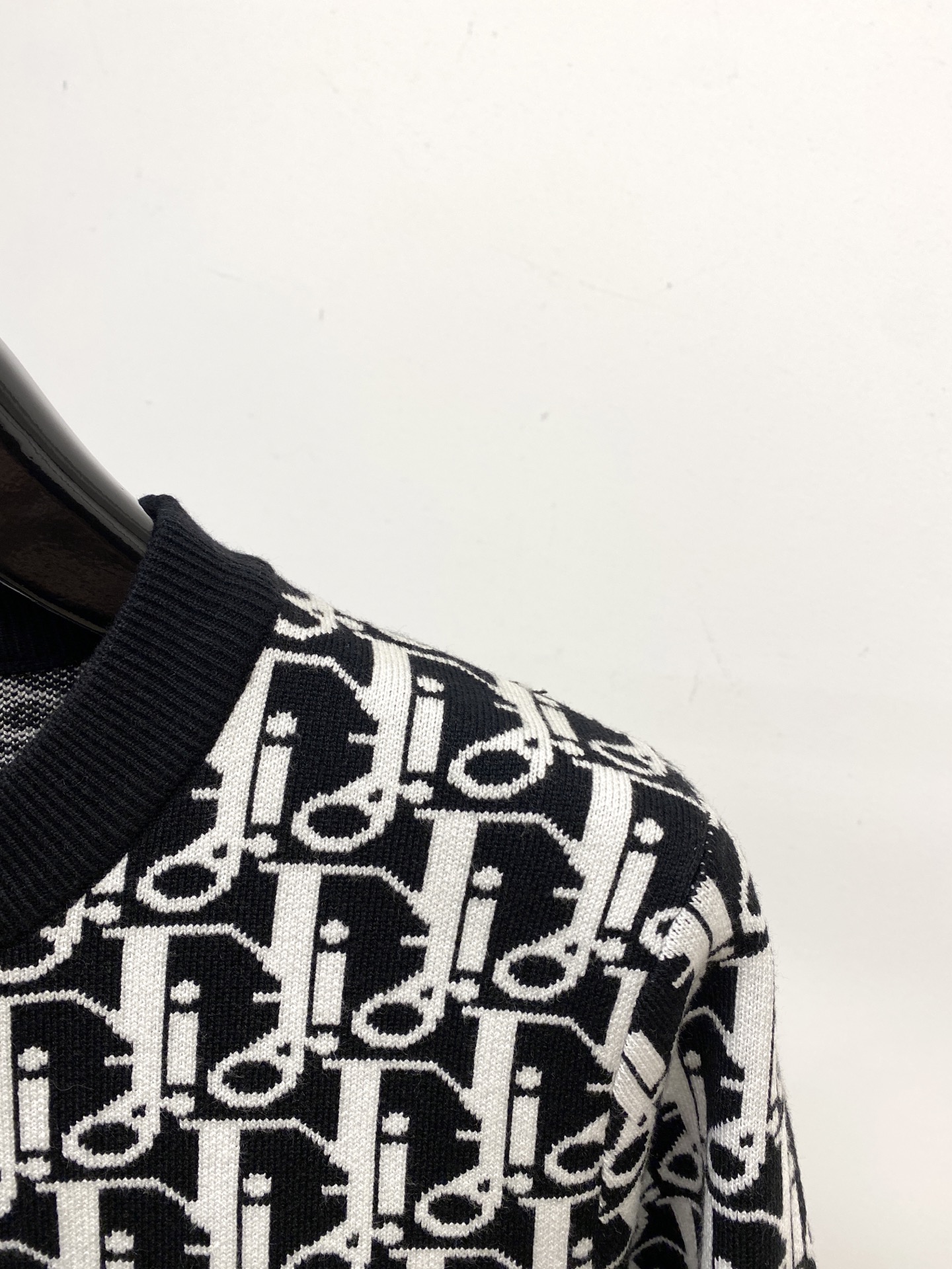 迪奥、2025新品羊毛衣 具有手感细腻柔软，可直接与肌肤接触，让暖心的纱线变化出细腻的质感，顶级工艺极具