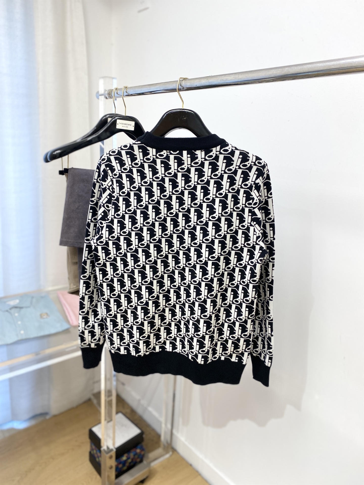 迪奥、2025新品羊毛衣 具有手感细腻柔软，可直接与肌肤接触，让暖心的纱线变化出细腻的质感，顶级工艺极具